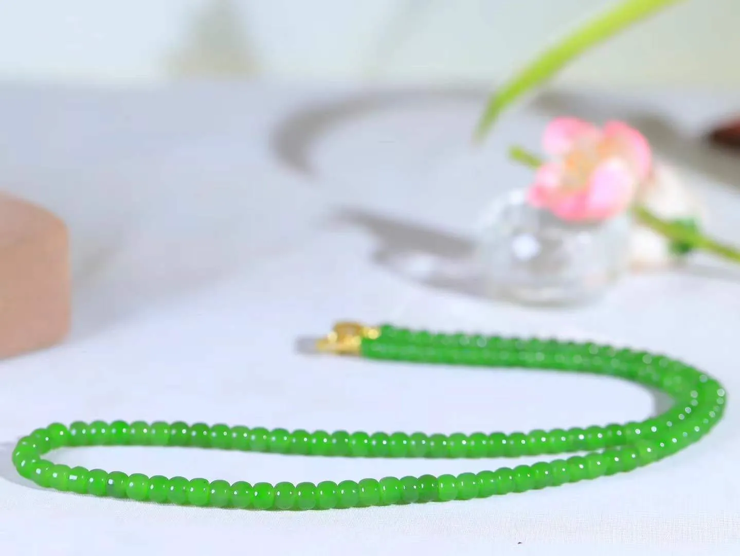 （老型珠.项链）

精品和田玉碧玉老型珠项链 玉质温润细腻 佩戴舒适。间关莺语花底滑，一生美好时光