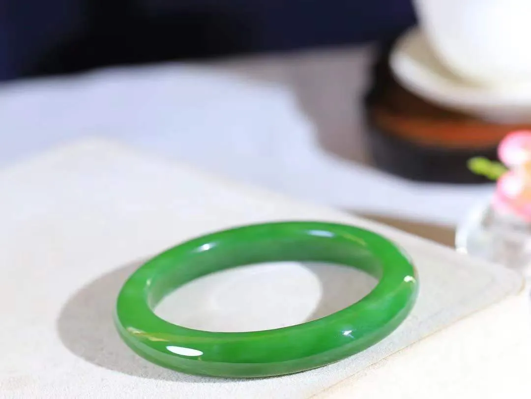 【温润如心.镯】

精品️和田玉碧玉手镯，精选上等碧玉料，色泽清透，质地细腻。佩戴它，感受千年玉文化的温润与优雅，愿它为您带来平安与幸福。重58克  尺寸60-11-9.5mm  101201611A