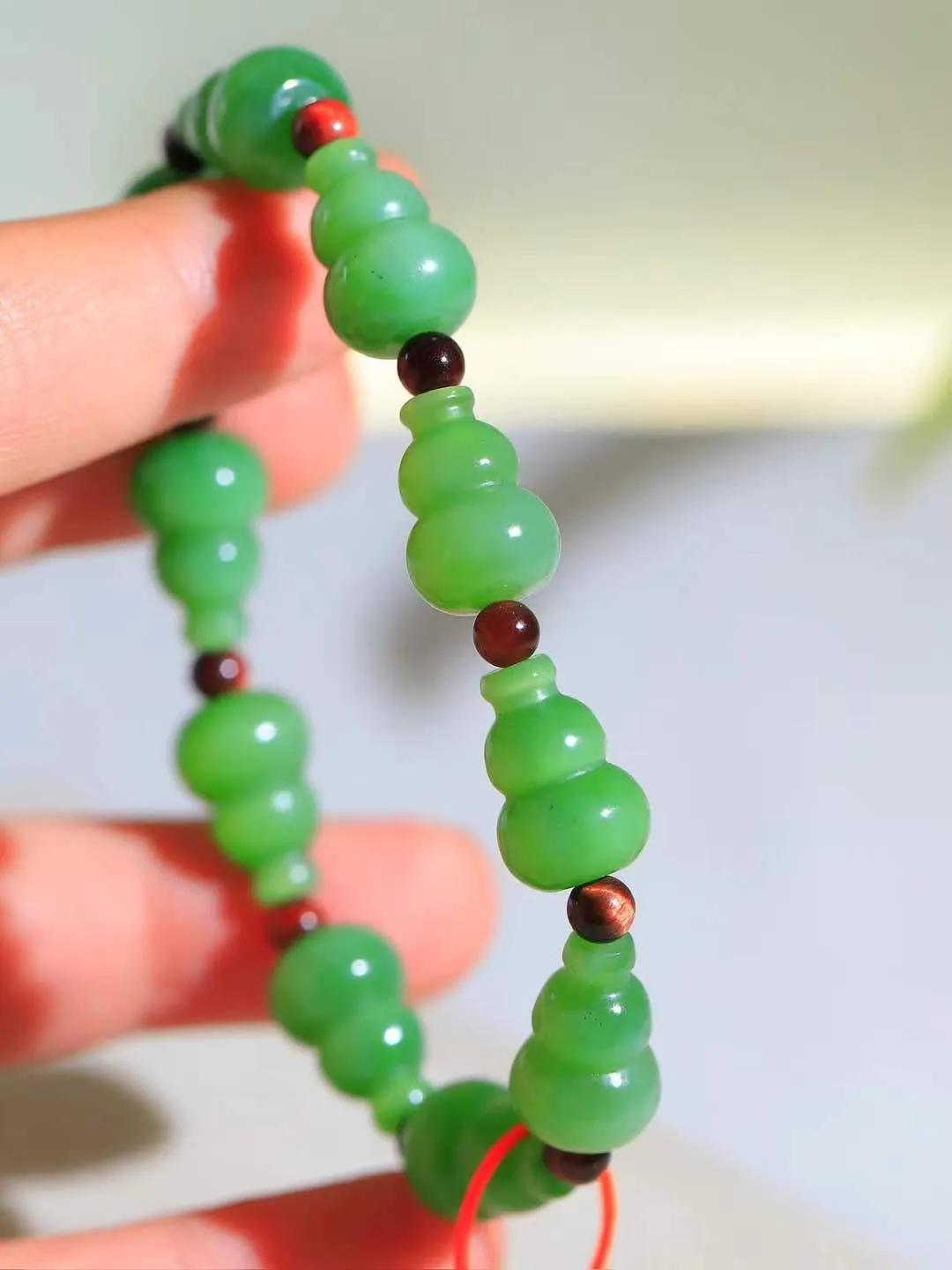 【福禄.手串】

精品和田玉碧玉猫眼葫芦手串，玉质细腻油润，造型饱满圆润，手感上佳。精工雕刻，葫芦取其谐音福禄，寓意子孙万代，葫芦通“福禄”，祈福平安，福禄齐康，静心洗凡尘。
重23.6克 尺寸取一15-10.5mm 841252666L