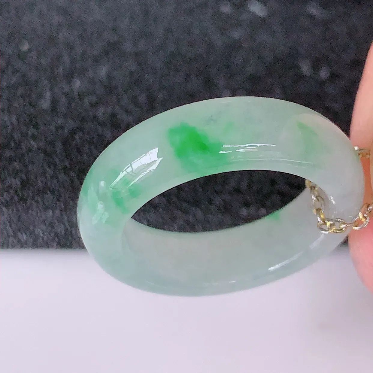 自然光实拍，16.6mm内径冰种飘绿翡翠指环，玉戒指，玉质莹润，好精美好冰润的指环， 13圈口，上手纤巧！#1.20尺寸 16.6*5.6*3.2mm