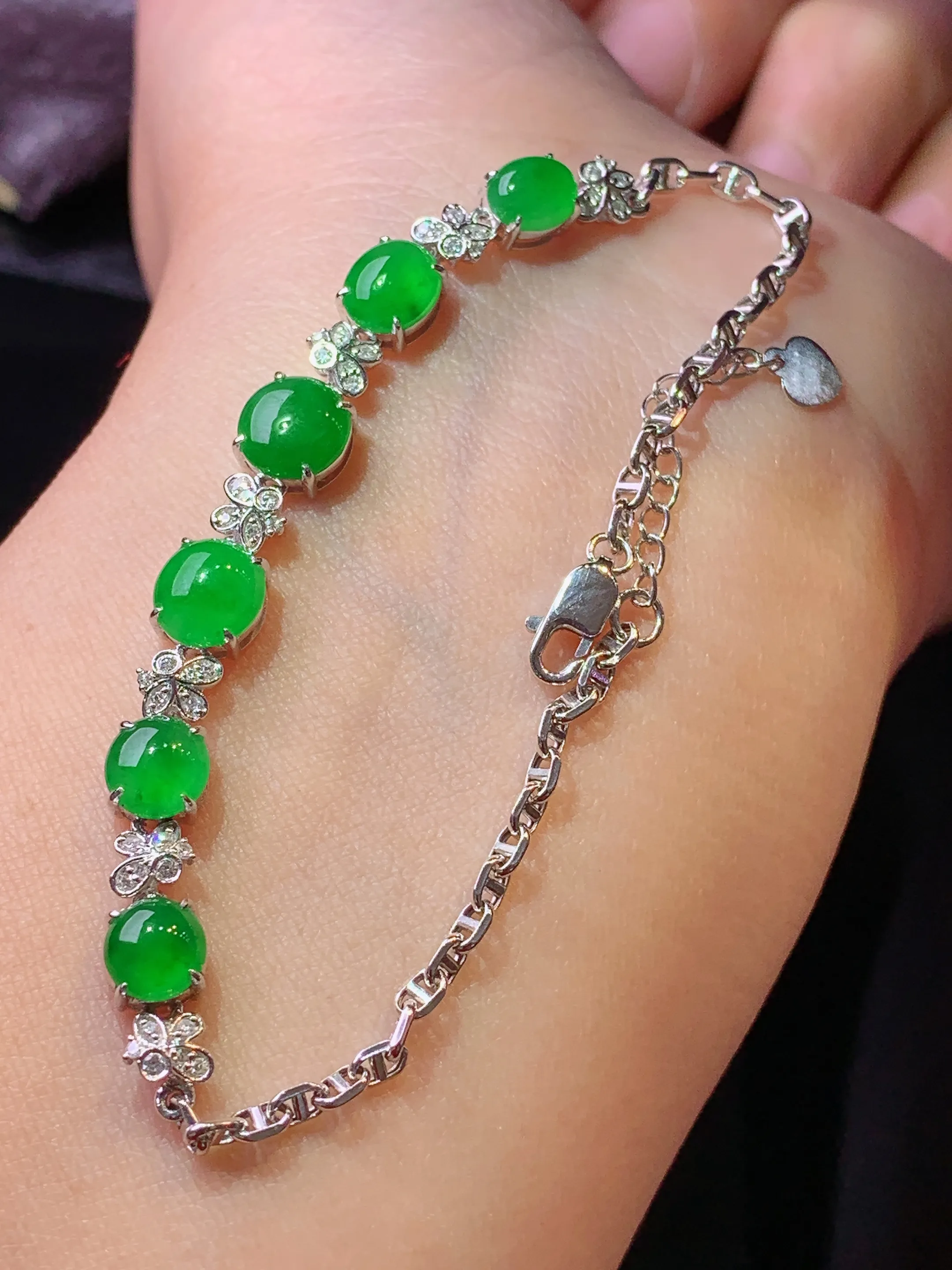 18k金钻镶嵌满绿蛋面手链 玉质细腻 色泽清新艳丽 整体尺寸70.8*6.7*4.2