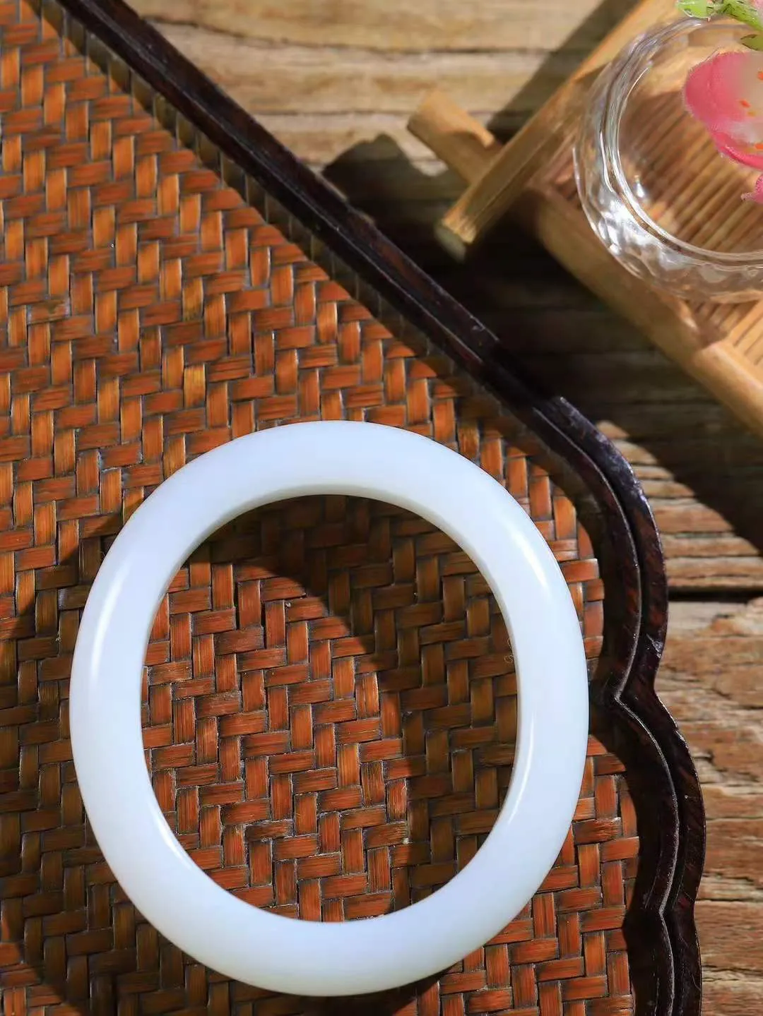 【贵妃镯.玉腕清响】    

精品和田玉白玉贵妃镯，玉质温润细腻 油性十足 相传杨贵妃十分喜