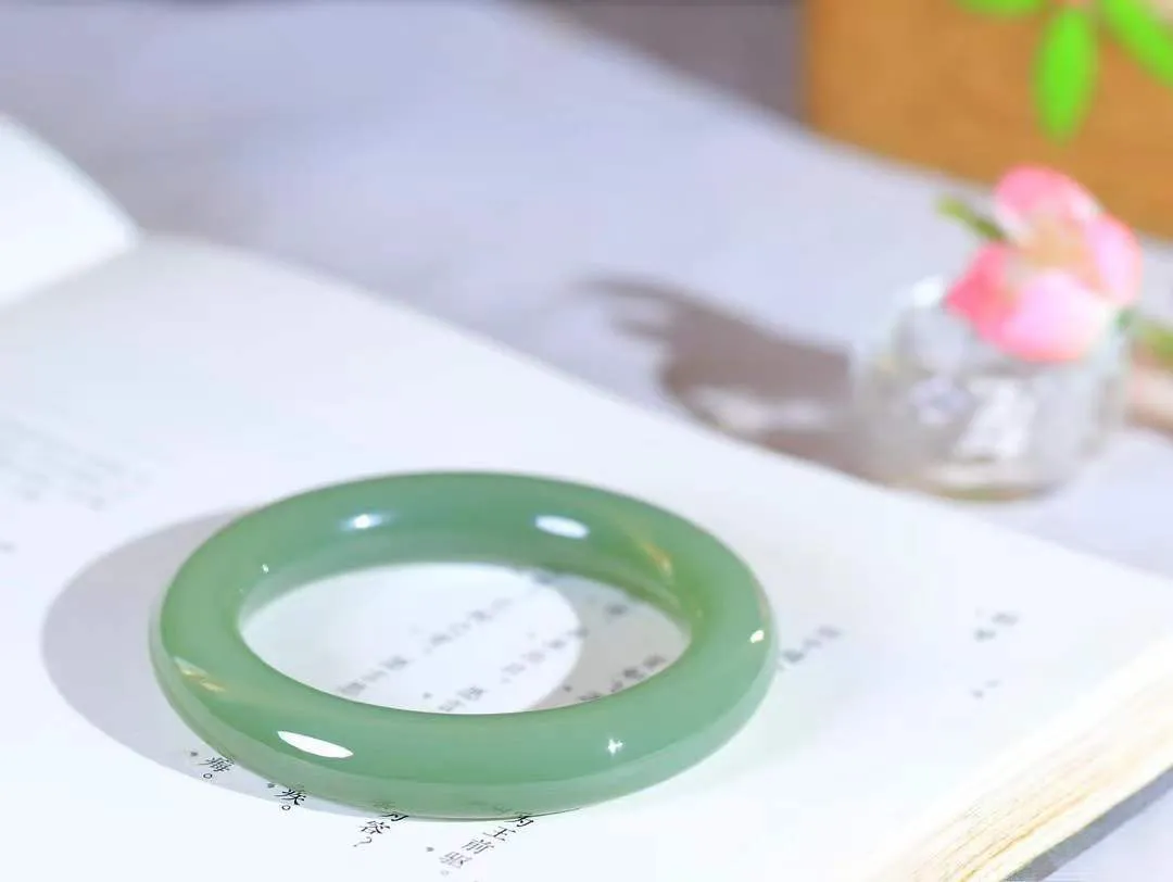 【碧色荡漾·手镯】

收藏传家级臻品和田玉碧玉圆条手镯，玉质细腻温润，手感舒适，️线条流畅，
