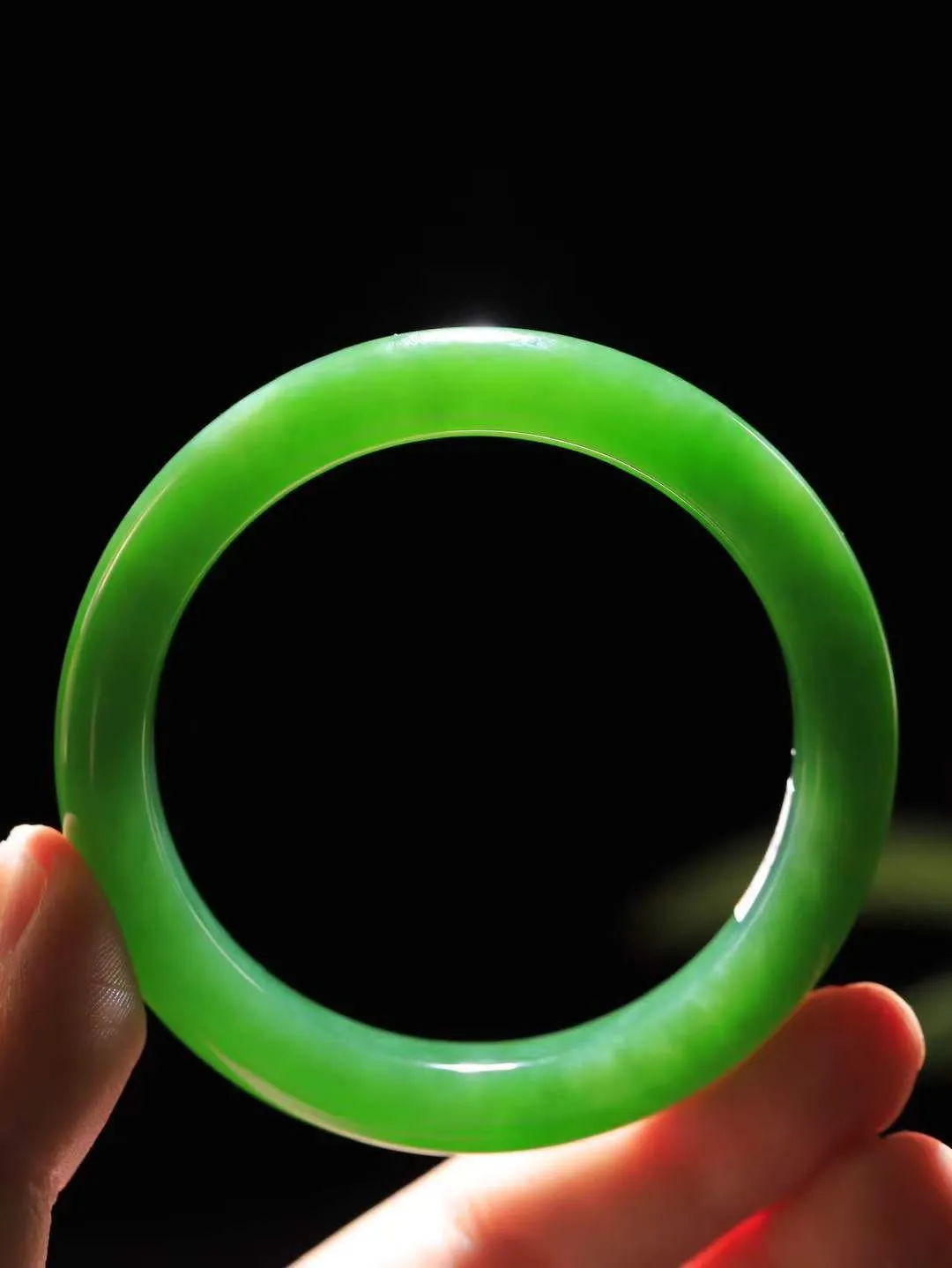 【碧波流转·手镯】

精品和田玉碧玉手镯，玉质细腻温润，手感舒适，️线条流畅，简约大气，美自天成，佩戴于腕间，婉约之美，举手投足间透出那份低调奢华，醉人心扉。
重51克 内径圈口56mm尺寸11-9mm  FDA-131201608