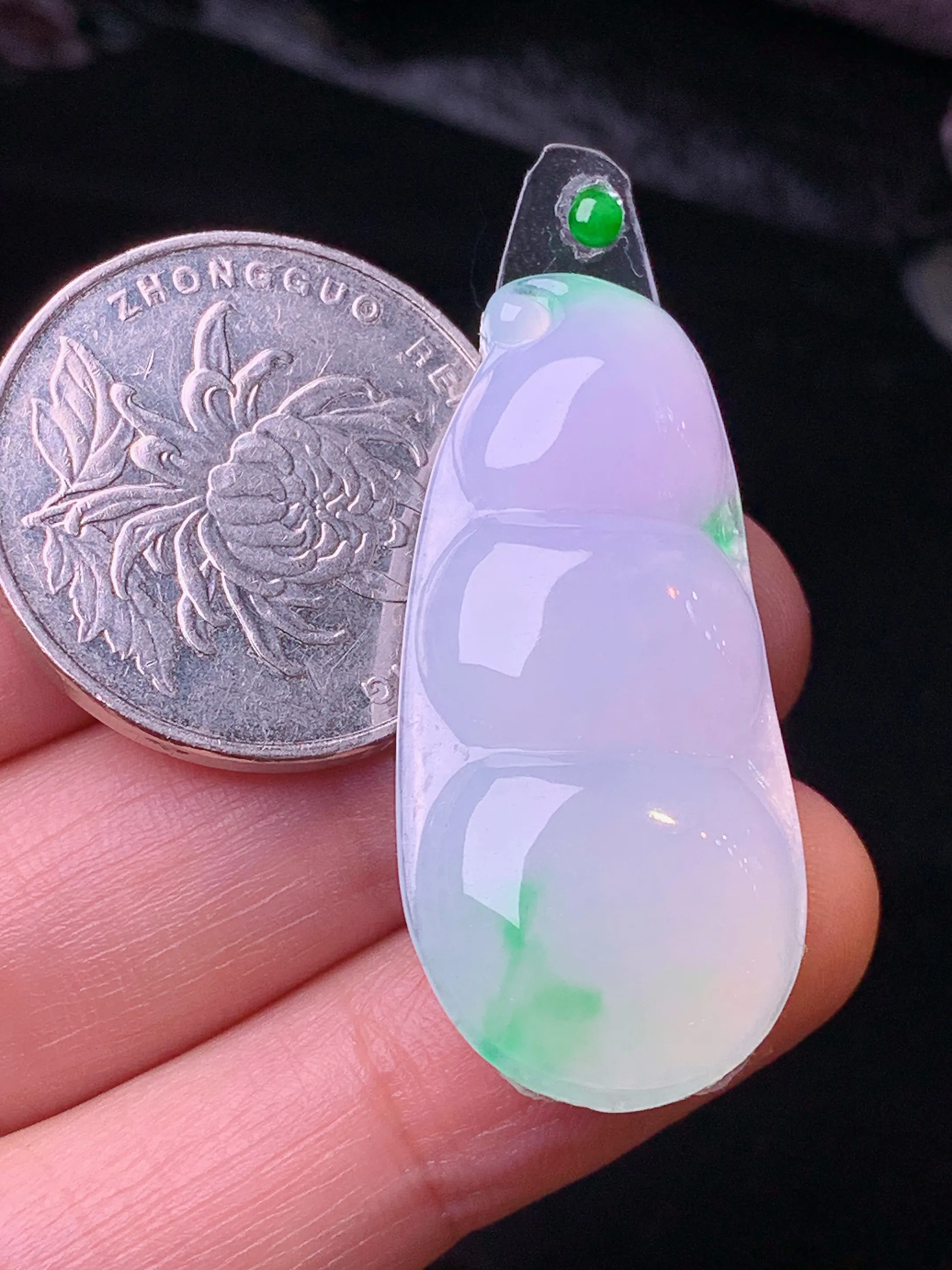 镶嵌款 飘绿四季豆吊坠 玉质细腻 色泽清新艳丽 整体尺寸37.5*17.3*4