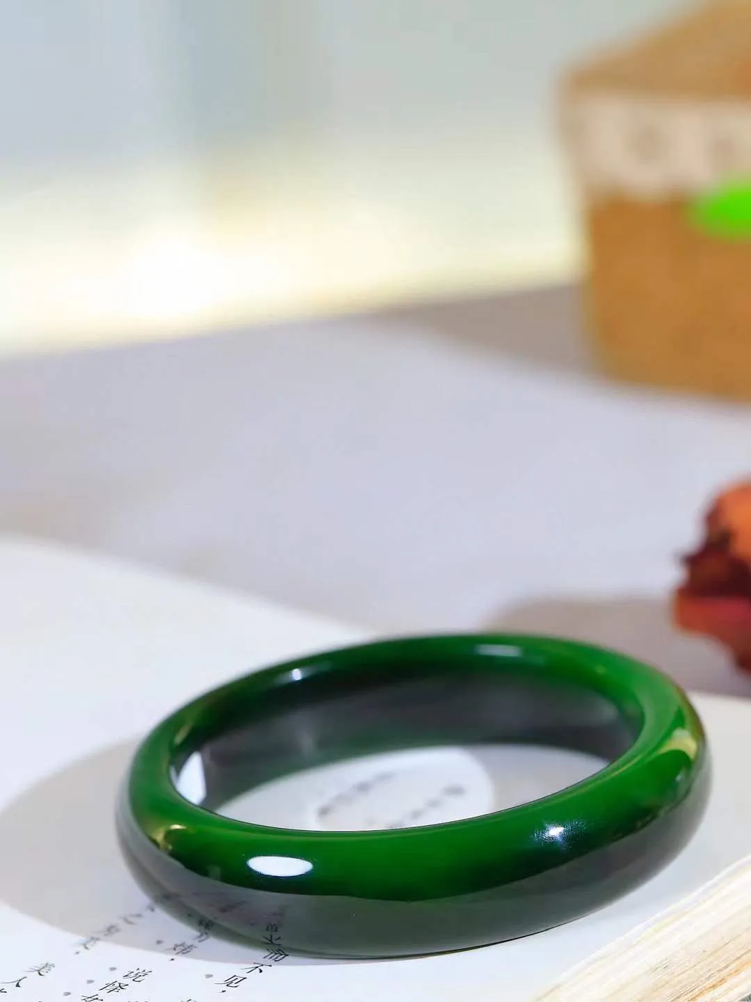 【温润如心.镯】

收藏级臻品️和田玉碧玉手镯，精选上等碧玉料，色泽清透，质地细腻。佩戴它，感受千年玉文化的温润与优雅，愿它为您带来平安与幸福。重74.08克  尺寸59.5-16-8.5mm  101202611A