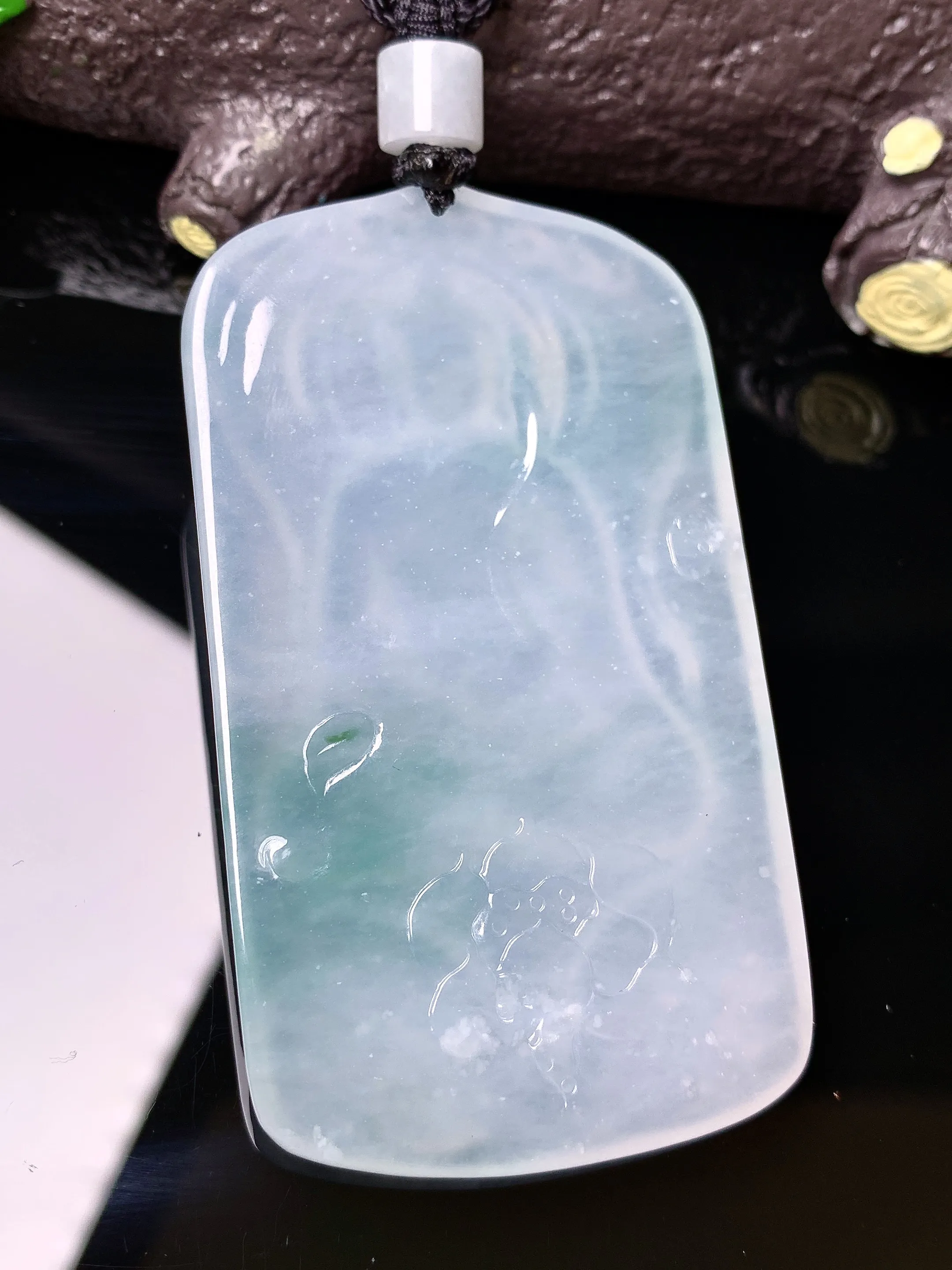 飘绿观音菩萨吊坠 玉质细腻 色泽清新艳丽 整体尺寸65.2*37.3*5.6