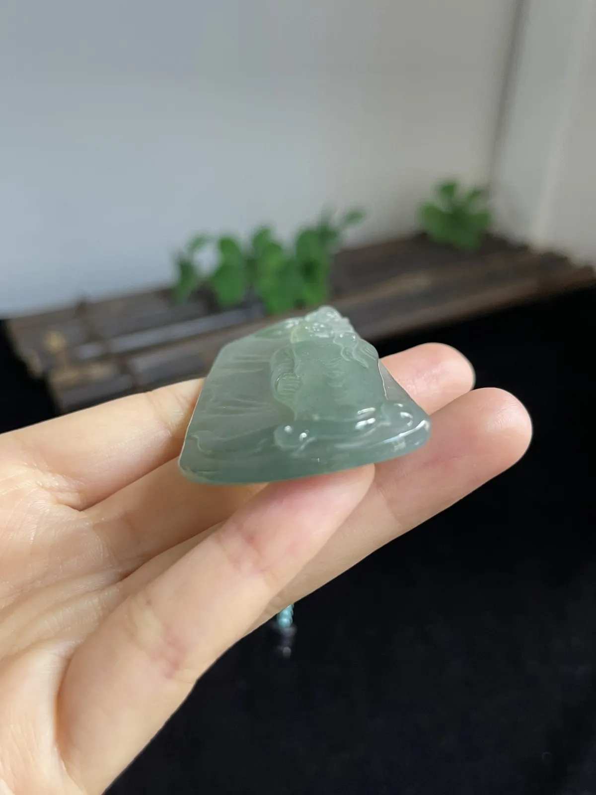 翡翠冰糯种浅绿色吊坠，配珠未测