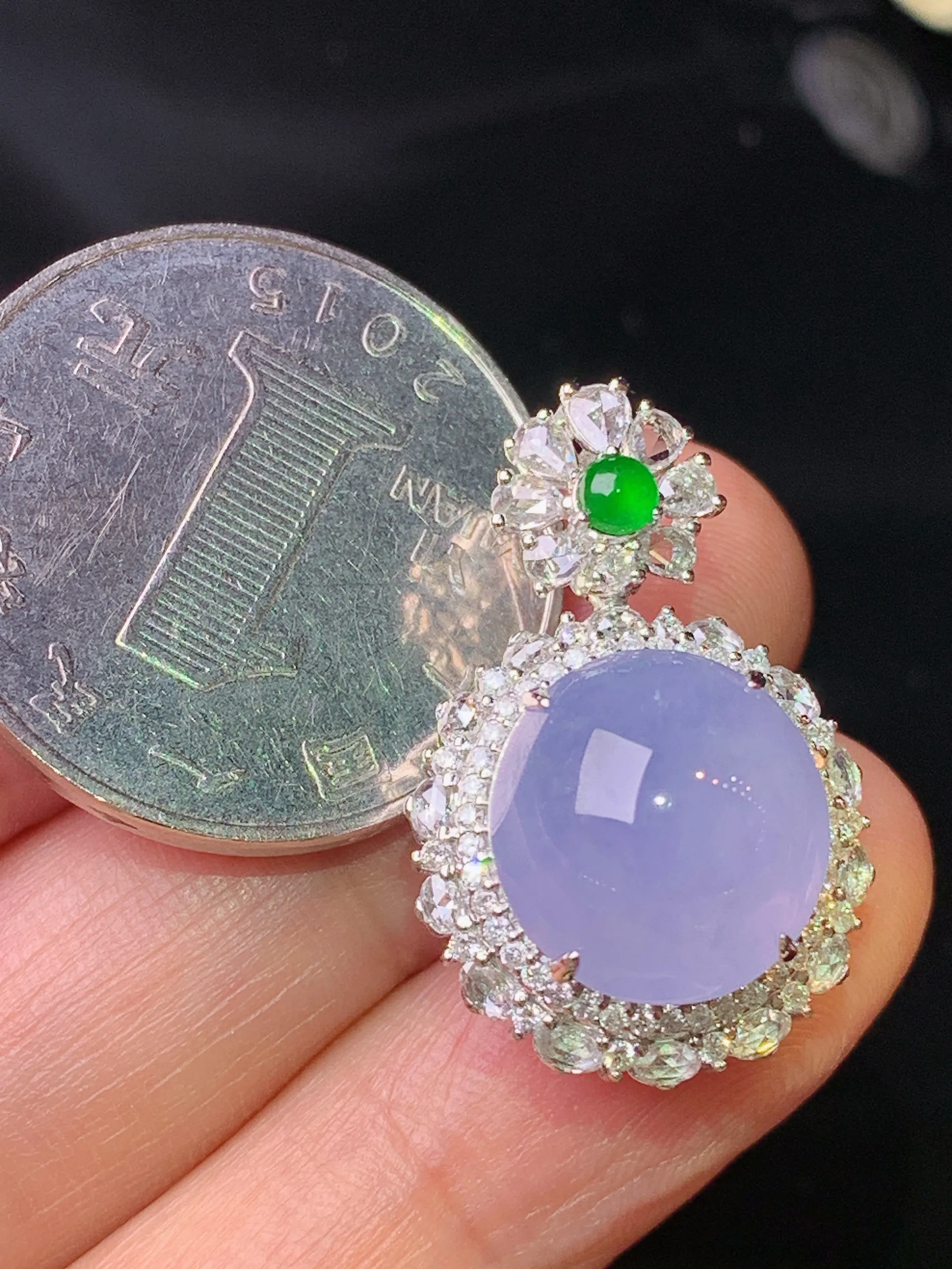 18k金钻镶嵌紫罗兰蛋面吊坠 玉质细腻 色泽清新艳丽 整体尺寸25.7*16.7*13.2