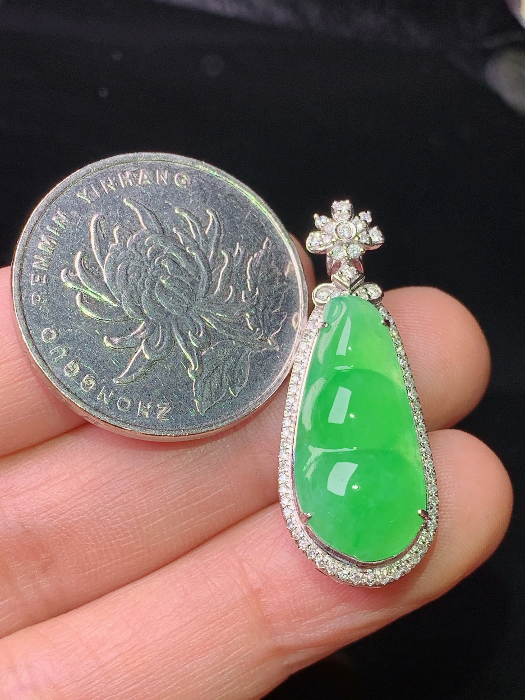 18k金钻镶嵌翠绿四季豆吊坠 玉质细腻 色泽清新艳丽 整体尺寸32*12.6*9