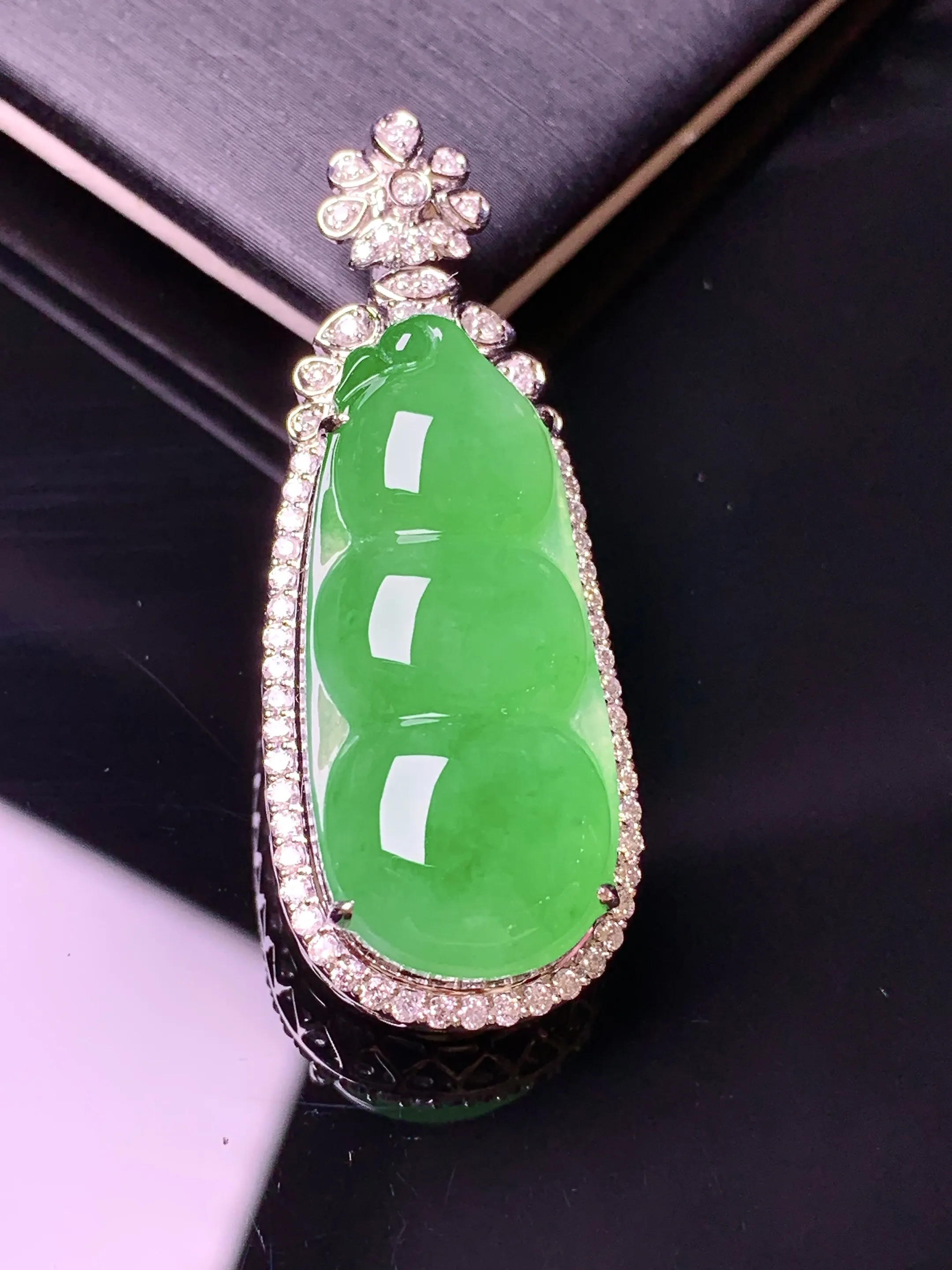 18k金钻镶嵌满绿四季豆吊坠 玉质细腻 色泽清新艳丽 整体尺寸40.5*15.3*11.8