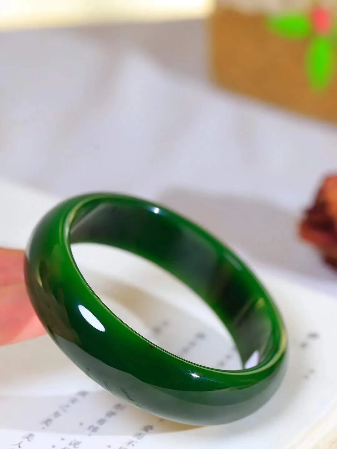 【温润如心.镯】

典藏级️和田玉碧玉手镯，精选上等碧玉料，色泽清透，质地细腻。佩戴它，感受千年玉文化的温润与优雅，愿它为您带来平安与幸福。重83.05克  尺寸63.4-18.2-8mm  101202611A