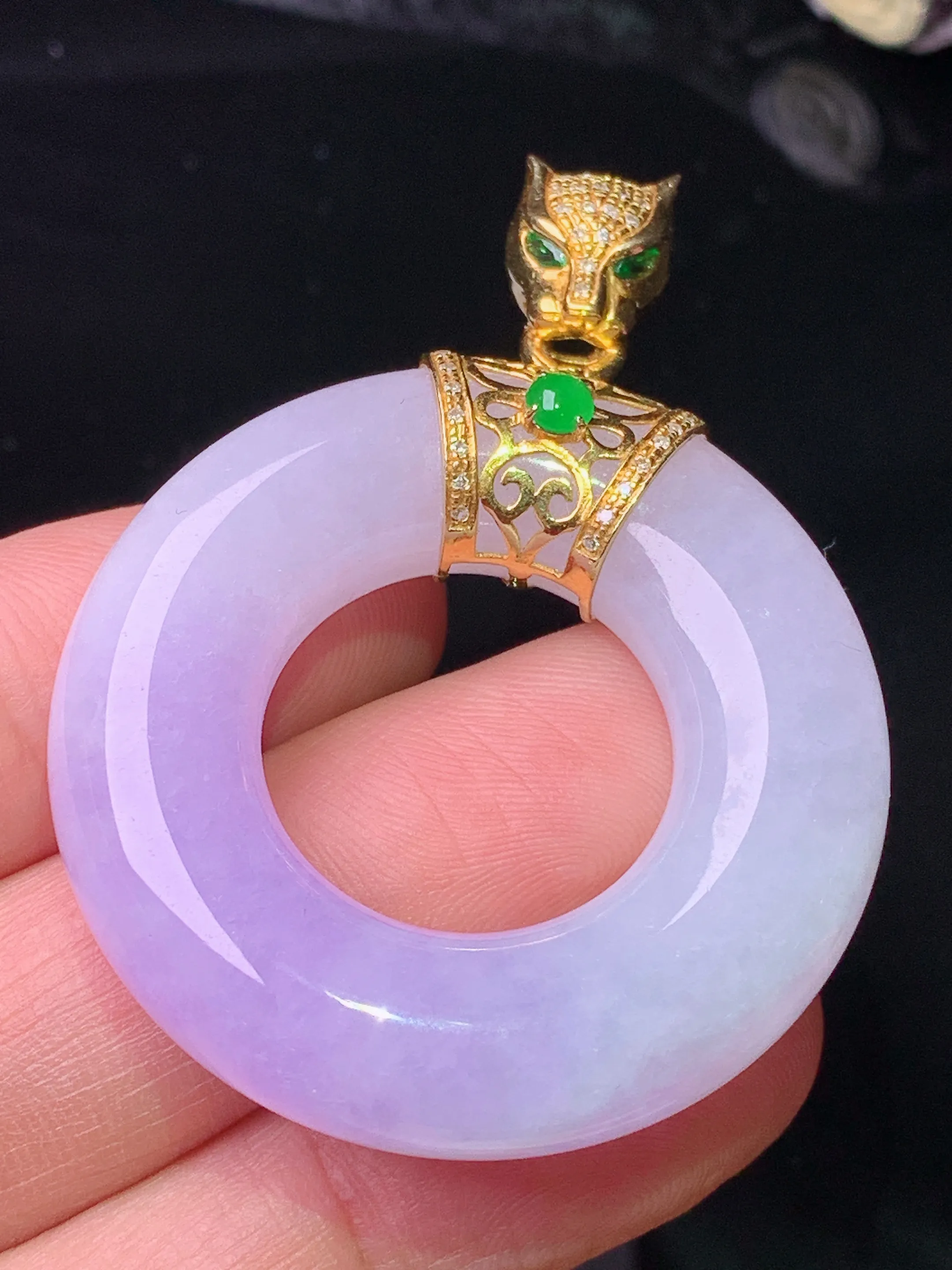 18k金镶嵌紫罗兰平安环吊坠 玉质细腻 色泽清新艳丽 整体尺寸49.2*36.7*8.6