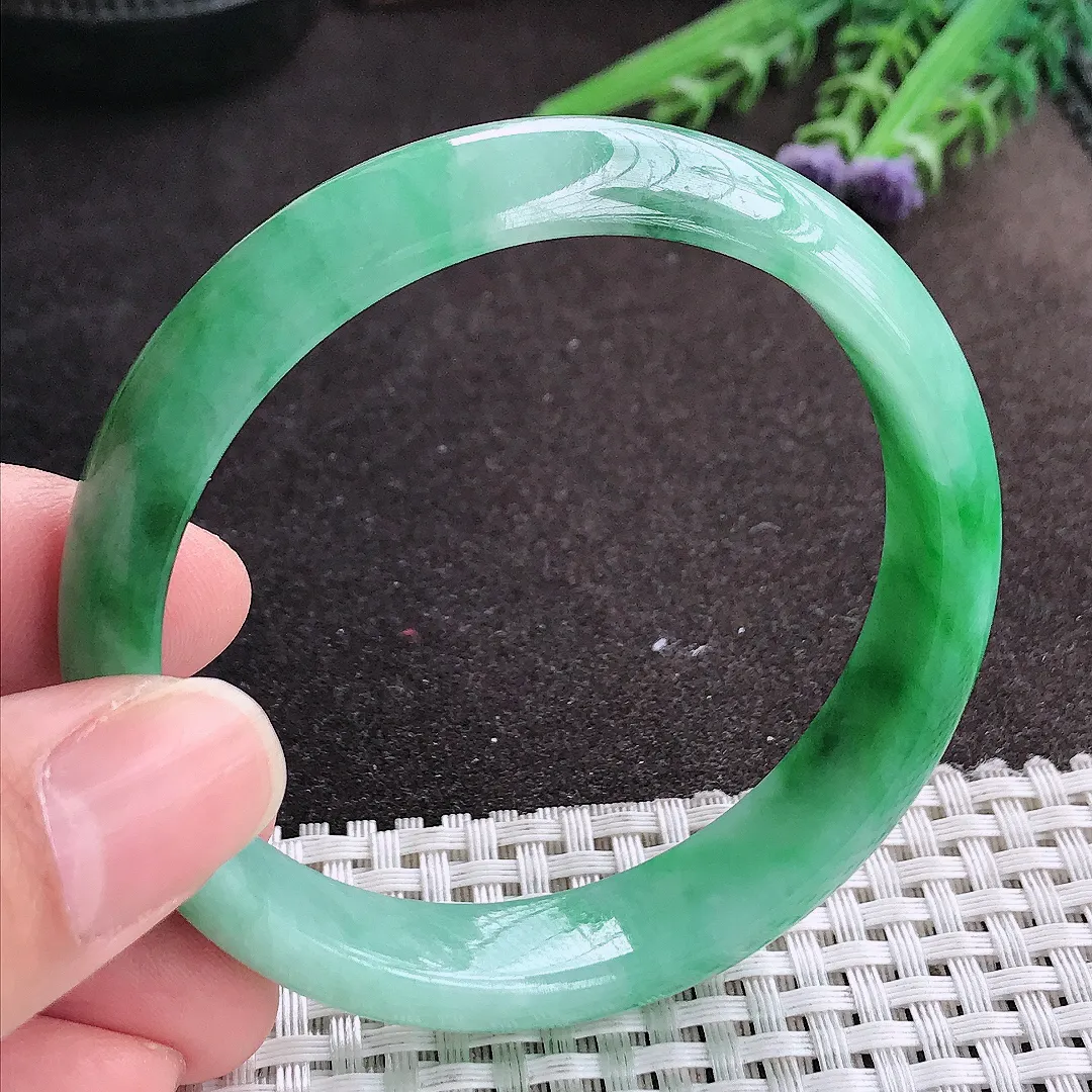 实拍A货翡翠56.5/12/7.3老坑精美冰润飘阳绿手镯宽边玉镯手环