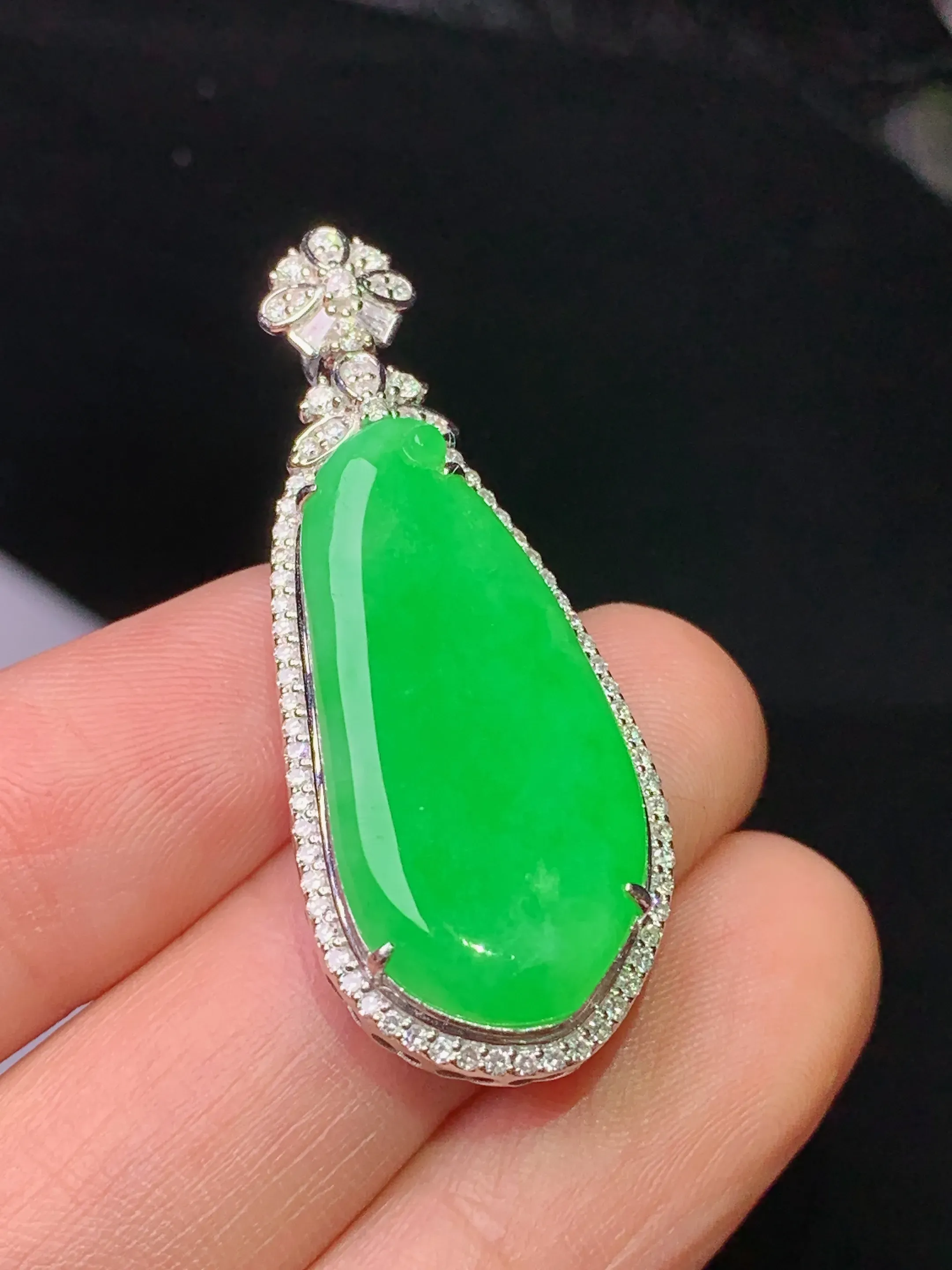 18k金钻镶嵌翠绿福瓜吊坠 玉质细腻 色泽清新艳丽 整体尺寸39.2*15.6*7.8