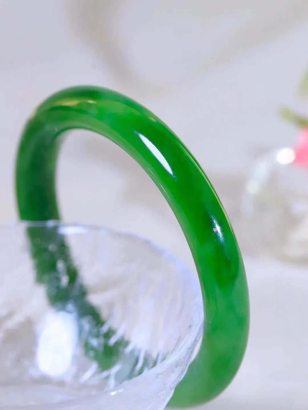 【温润如心.镯】

精品和田玉碧玉猫眼圆条手镯，精选上等碧玉料，色泽清透，质地细腻。佩戴它，感受千年玉文化的温润与优雅，愿它为您带来平安与幸福。重59.57克  尺寸60-10.7-10.4mm  101202611A