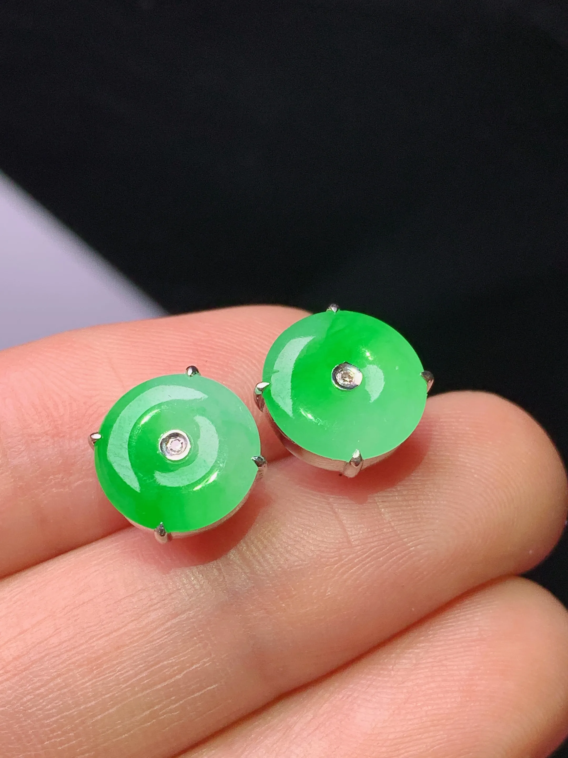 18k金钻镶嵌翠绿平安扣耳钉 玉质细腻 色泽清新艳丽 整体尺寸9.8*3.8