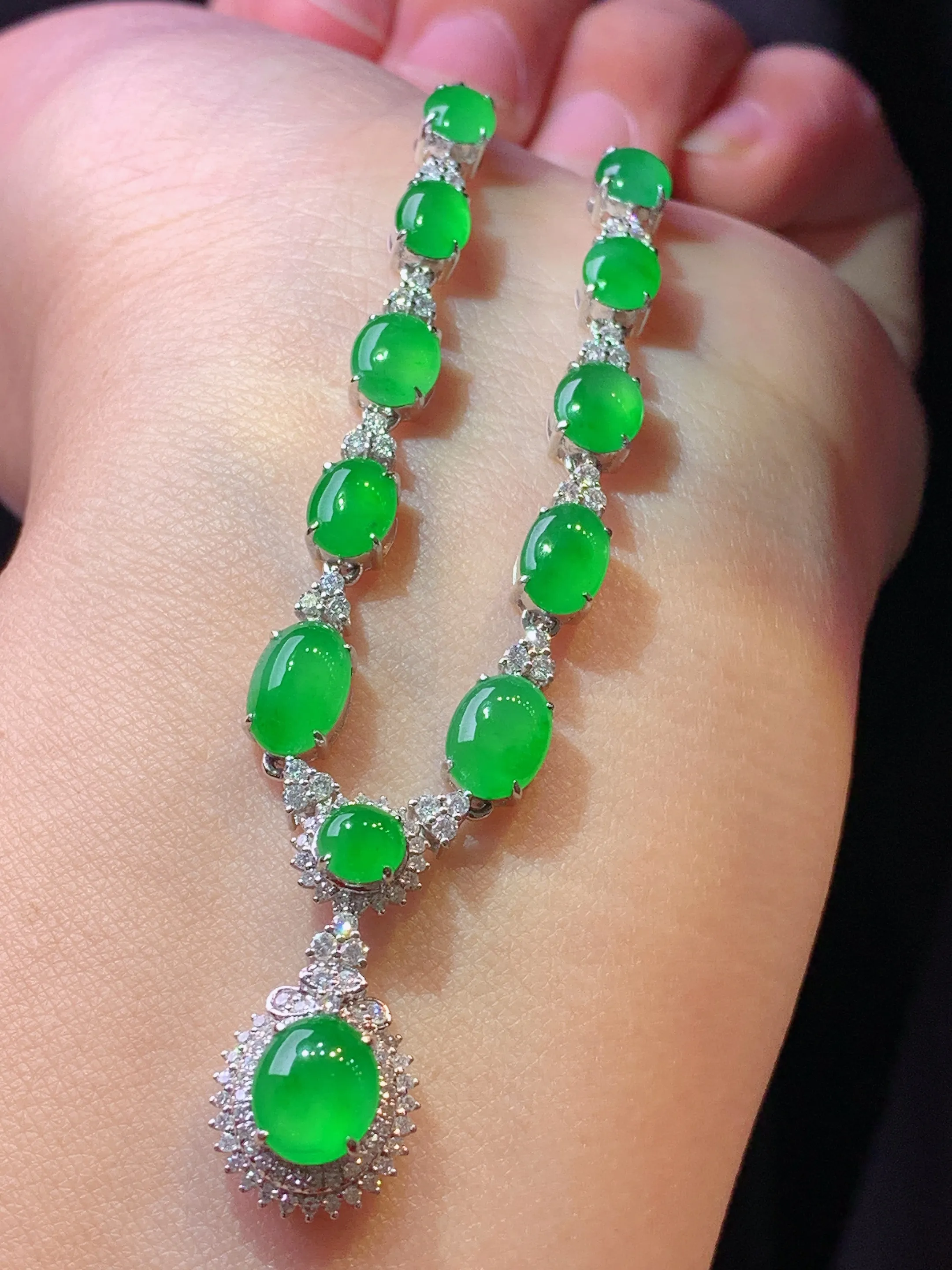 18k金钻镶嵌满绿蛋面项链 玉质细腻 色泽清新艳丽 整体尺寸80.3*11.2*7.3