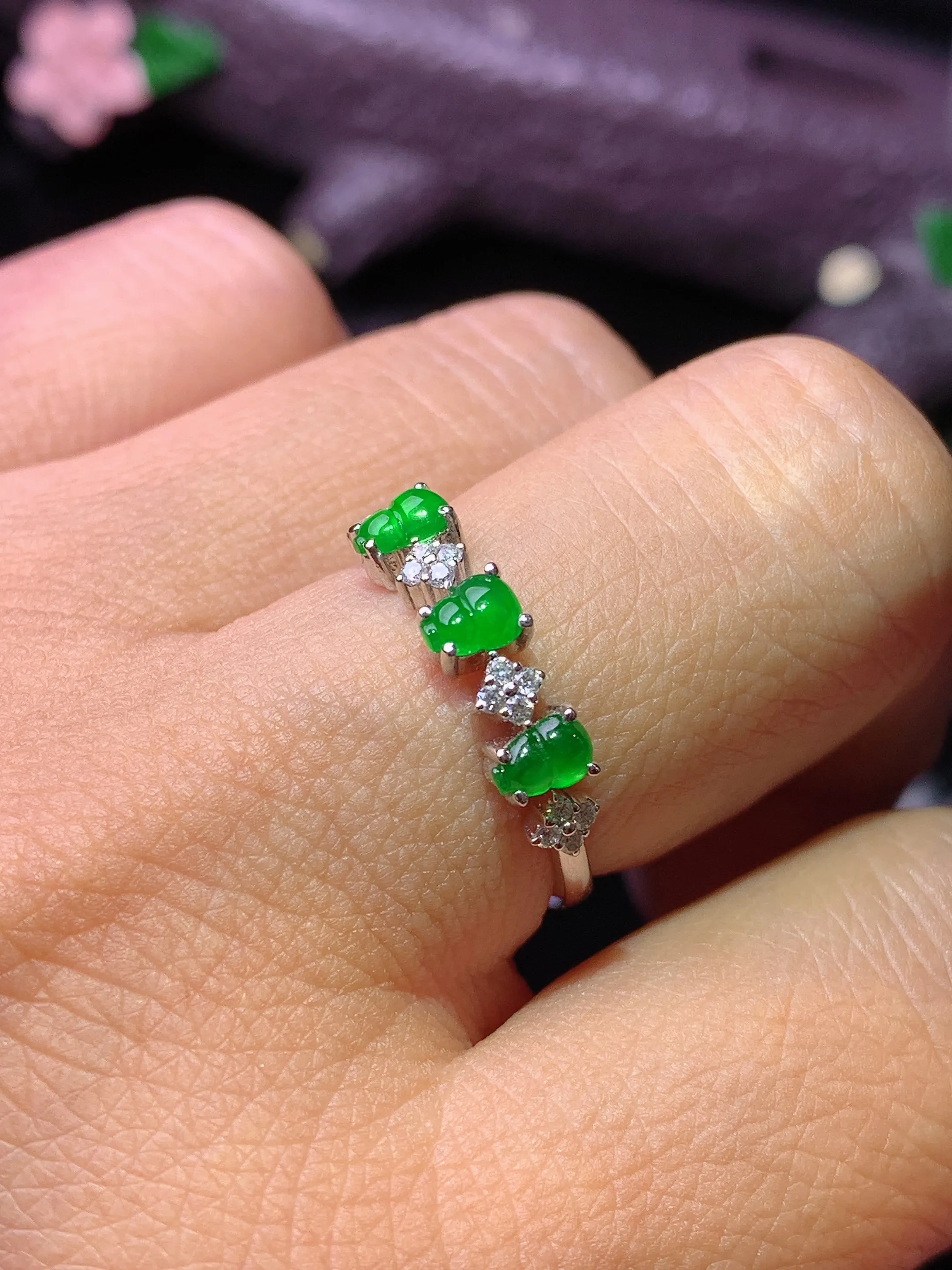 18k金钻镶嵌满绿葫芦戒指 玉质细腻 色泽清新艳丽 圈口13.5 整体尺寸4.2*3*2
