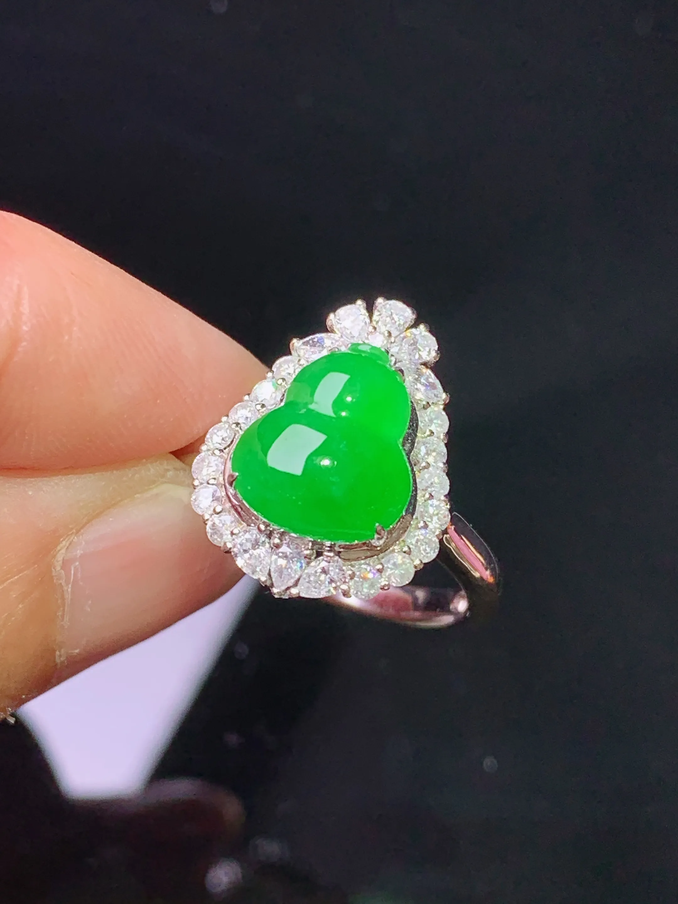 18k金钻镶嵌满绿葫芦戒指 玉质细腻 色泽清新艳丽 圈口13.5 整体尺寸17*13.3*9.2