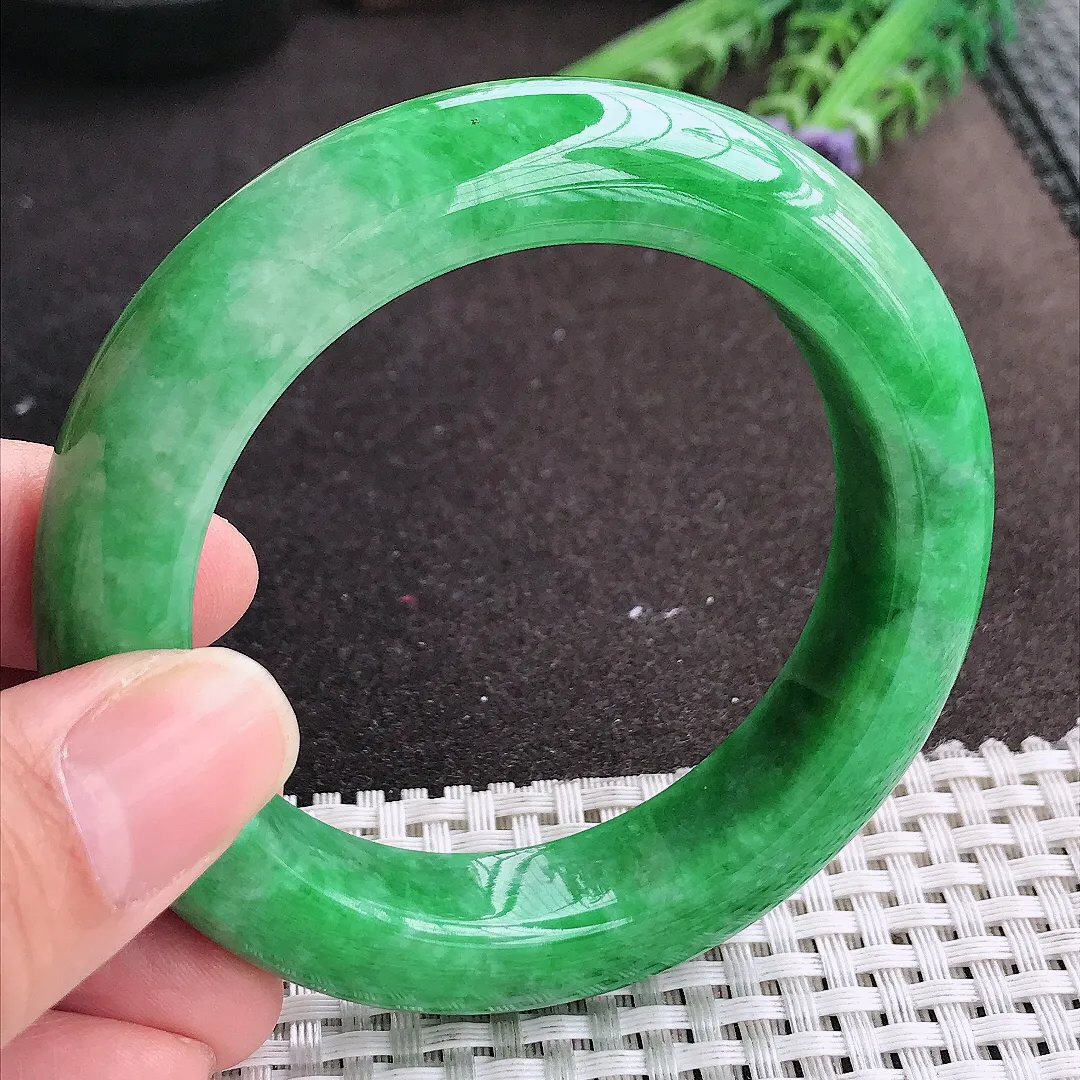 实拍A货翡翠55/13.6/10.7老坑精美温润满绿辣阳绿手镯宽边玉镯手环