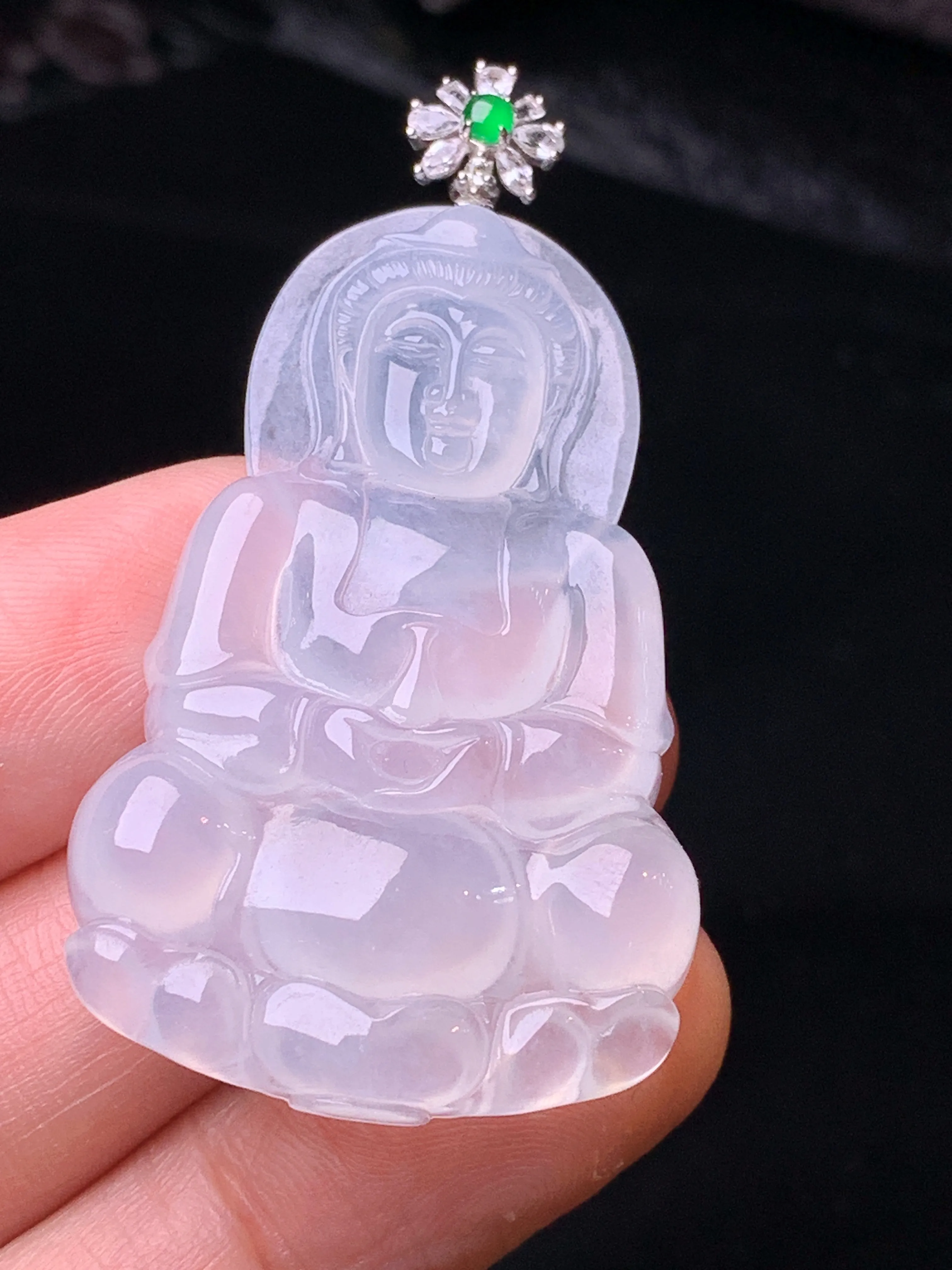 18k金钻冰种观音飘绿四季豆吊坠 玉质细腻 色泽清新艳丽 整体尺寸50.5*26.5*4.7