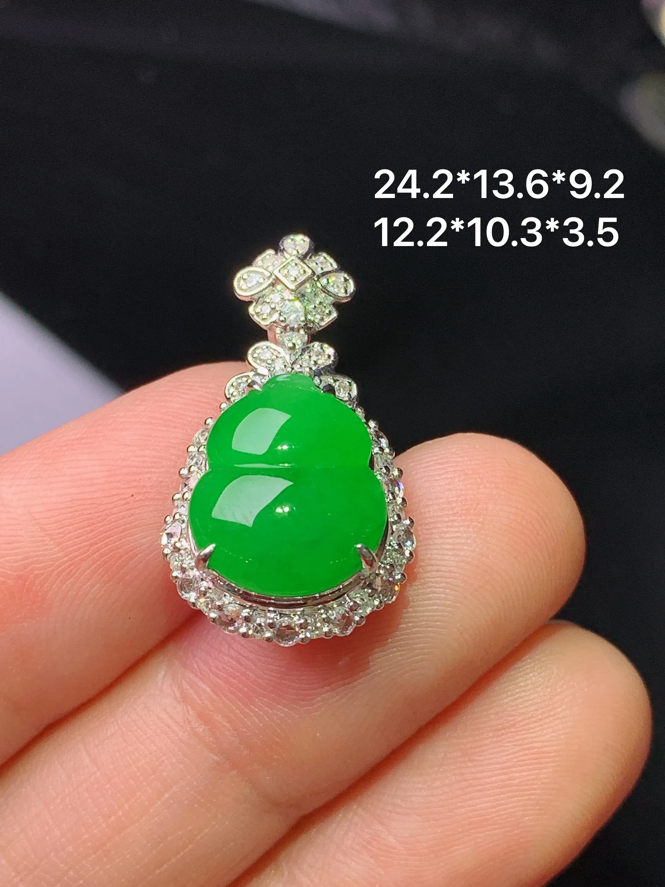 18k金钻镶嵌满绿葫芦吊坠 玉质细腻 色泽清新艳丽 整体尺寸24.2*13.6*9.2