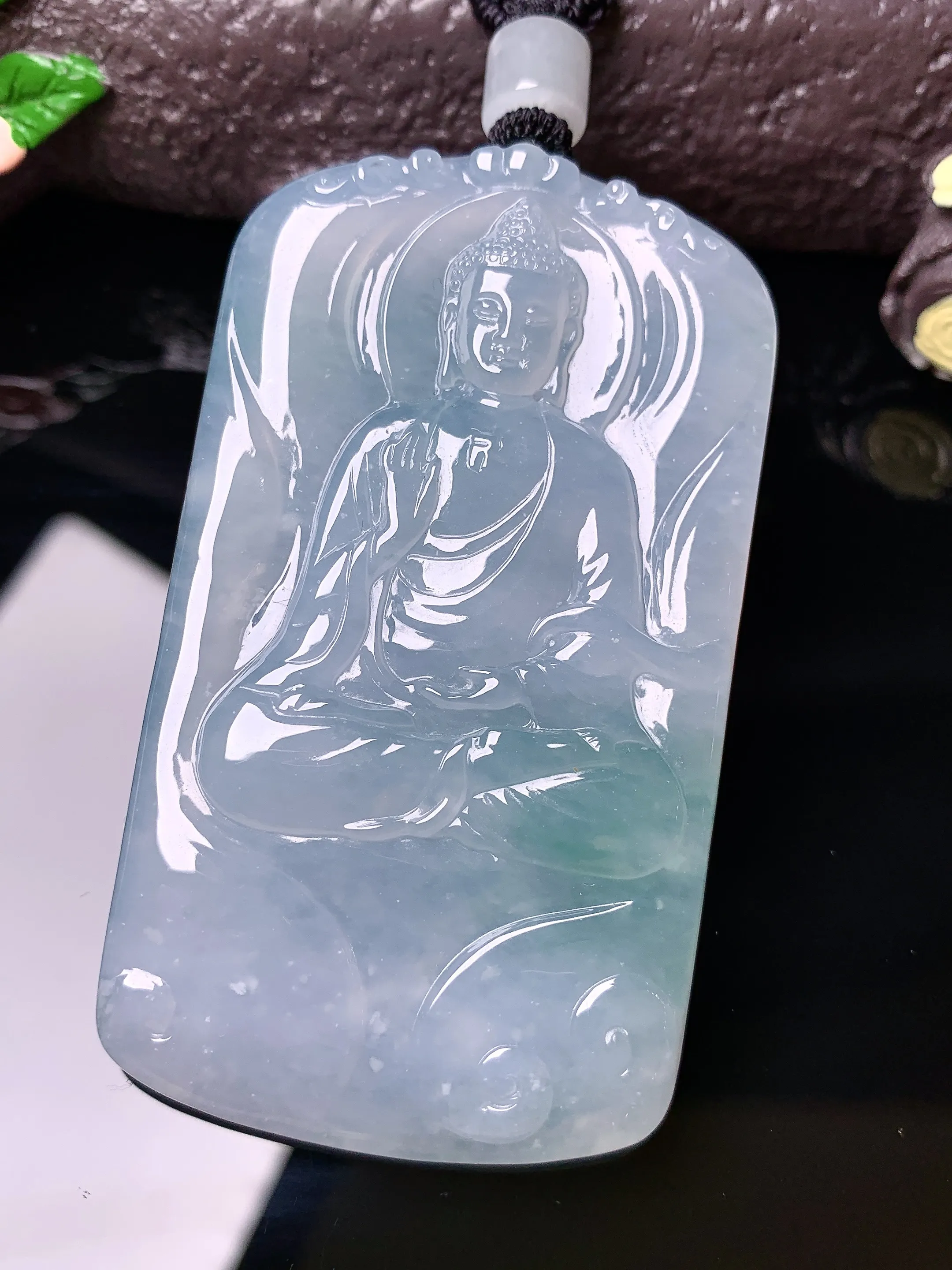 飘绿观音菩萨吊坠 玉质细腻 色泽清新艳丽 整体尺寸65.2*37.3*5.6