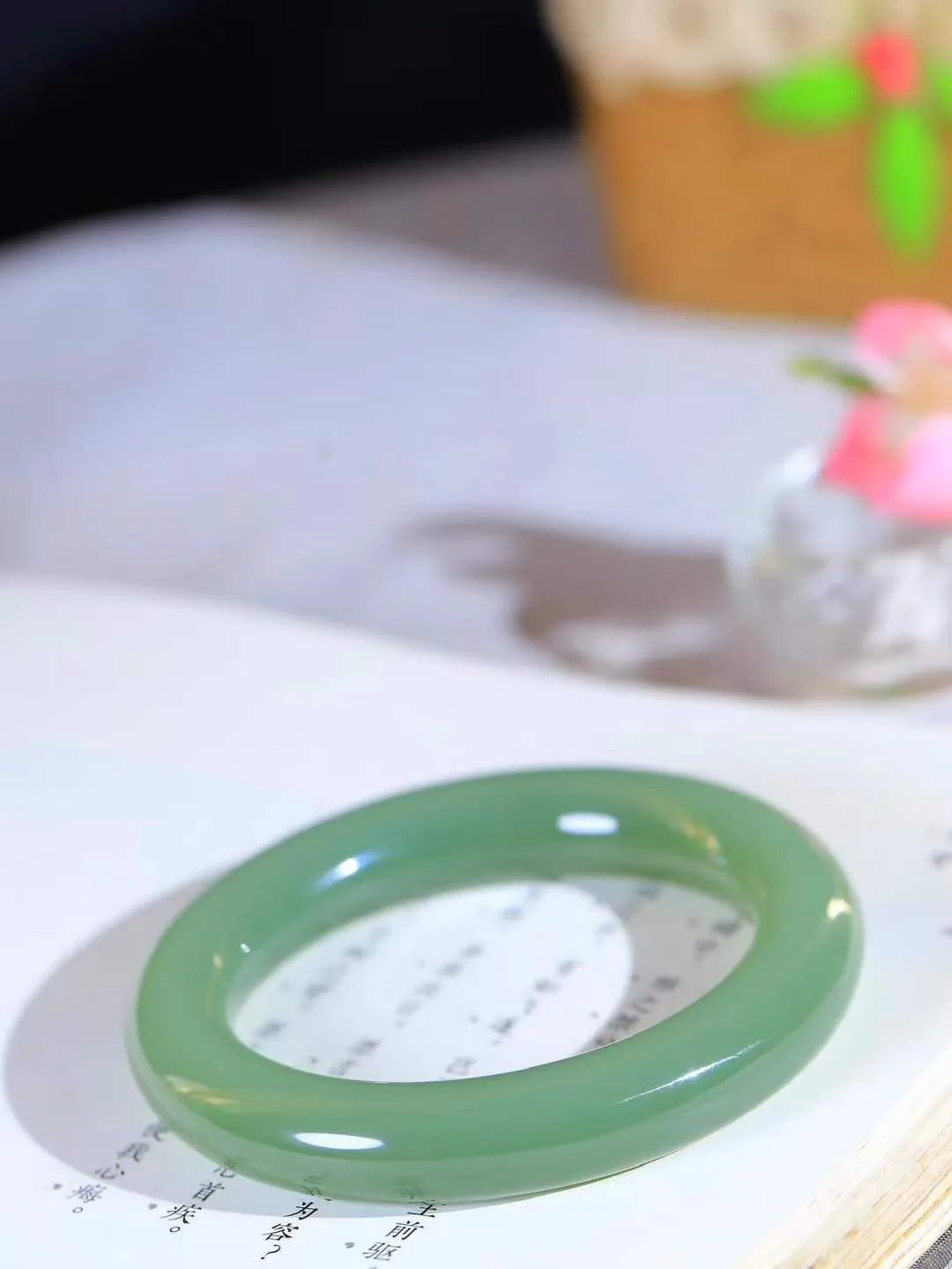 【碧色荡漾·手镯】

收藏传家级臻品和田玉碧玉圆条手镯，玉质细腻温润，手感舒适，️线条流畅，