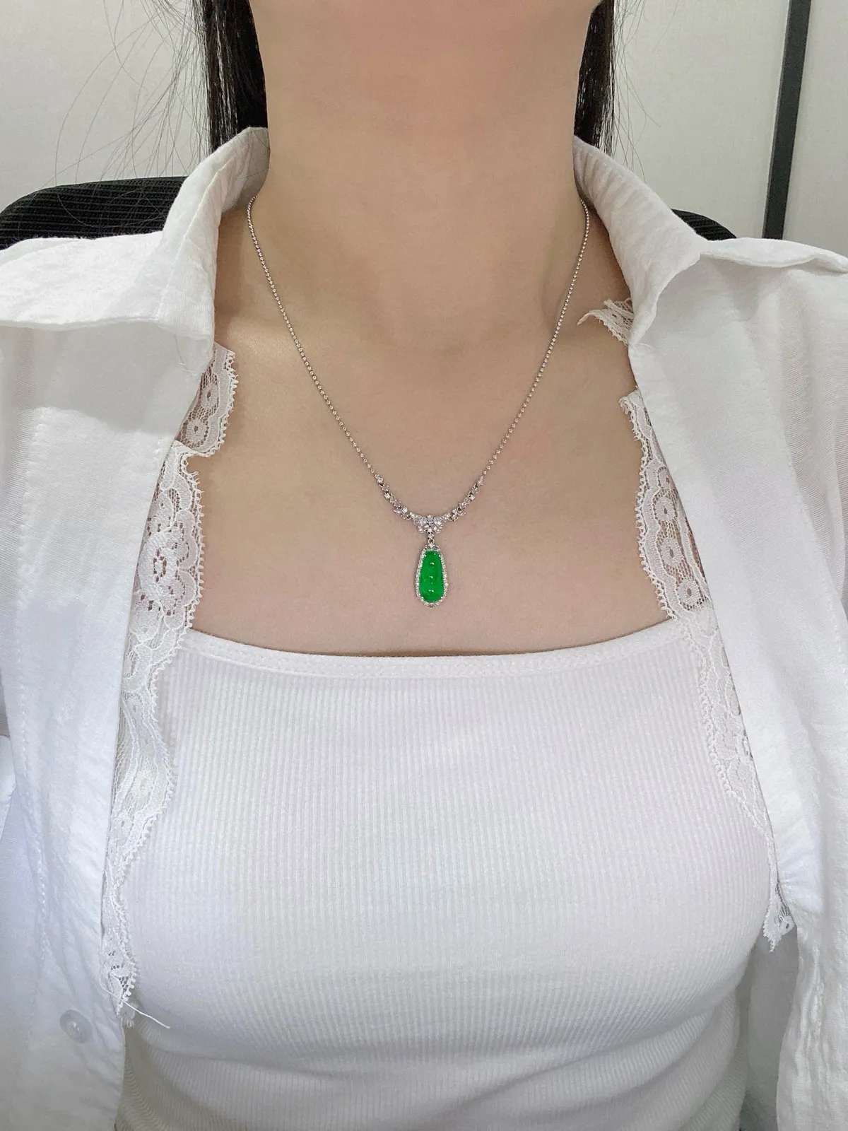 【冰种满绿福豆】质地冰润细腻，种老起光，收藏品质，18K金钻镶嵌，裸石尺寸15.3*7.1*3.3毫米