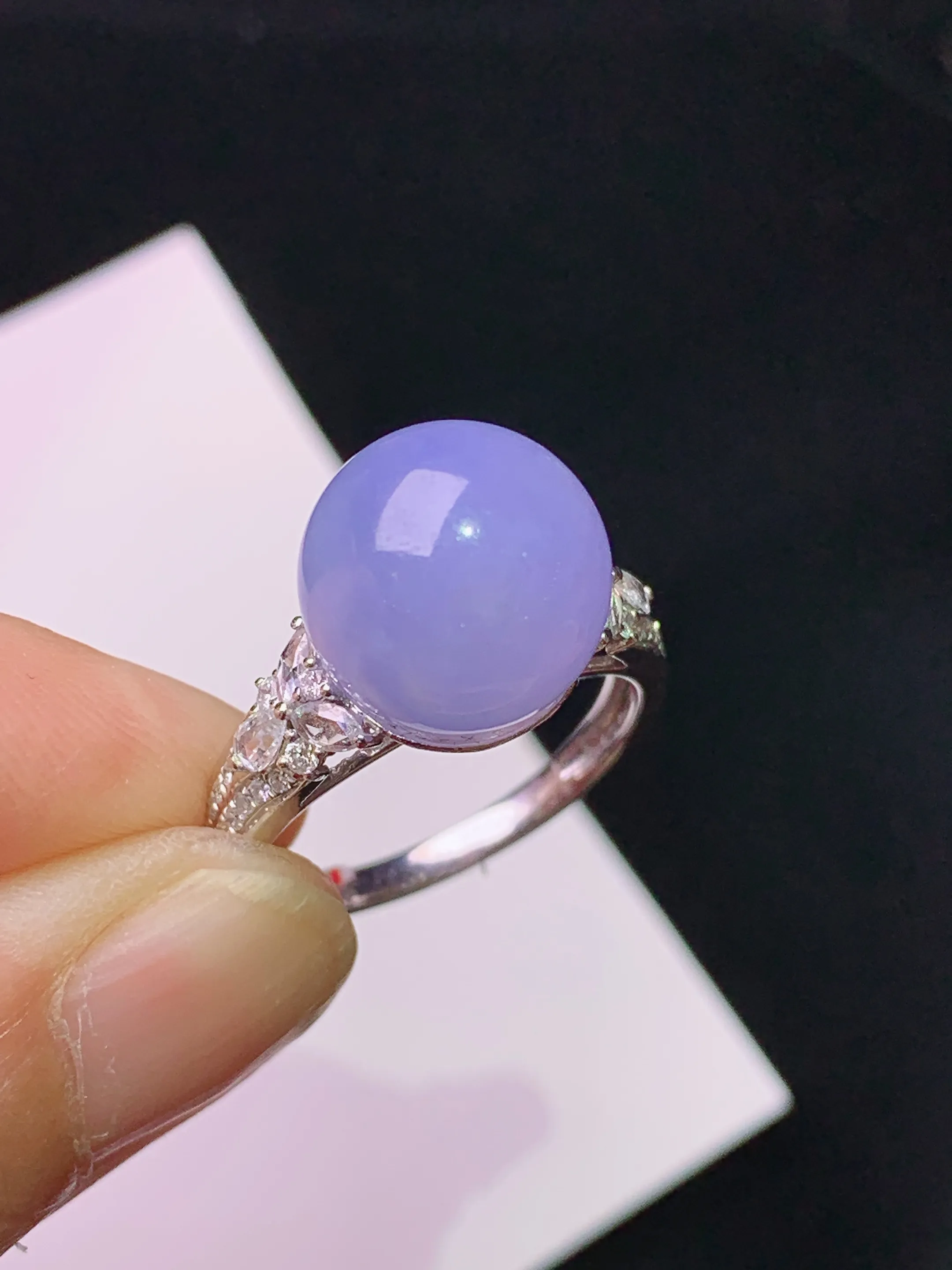 18k金钻镶嵌紫罗兰圆珠戒指 玉质细腻 色泽清新艳丽 圈口13.5 整体尺寸11
