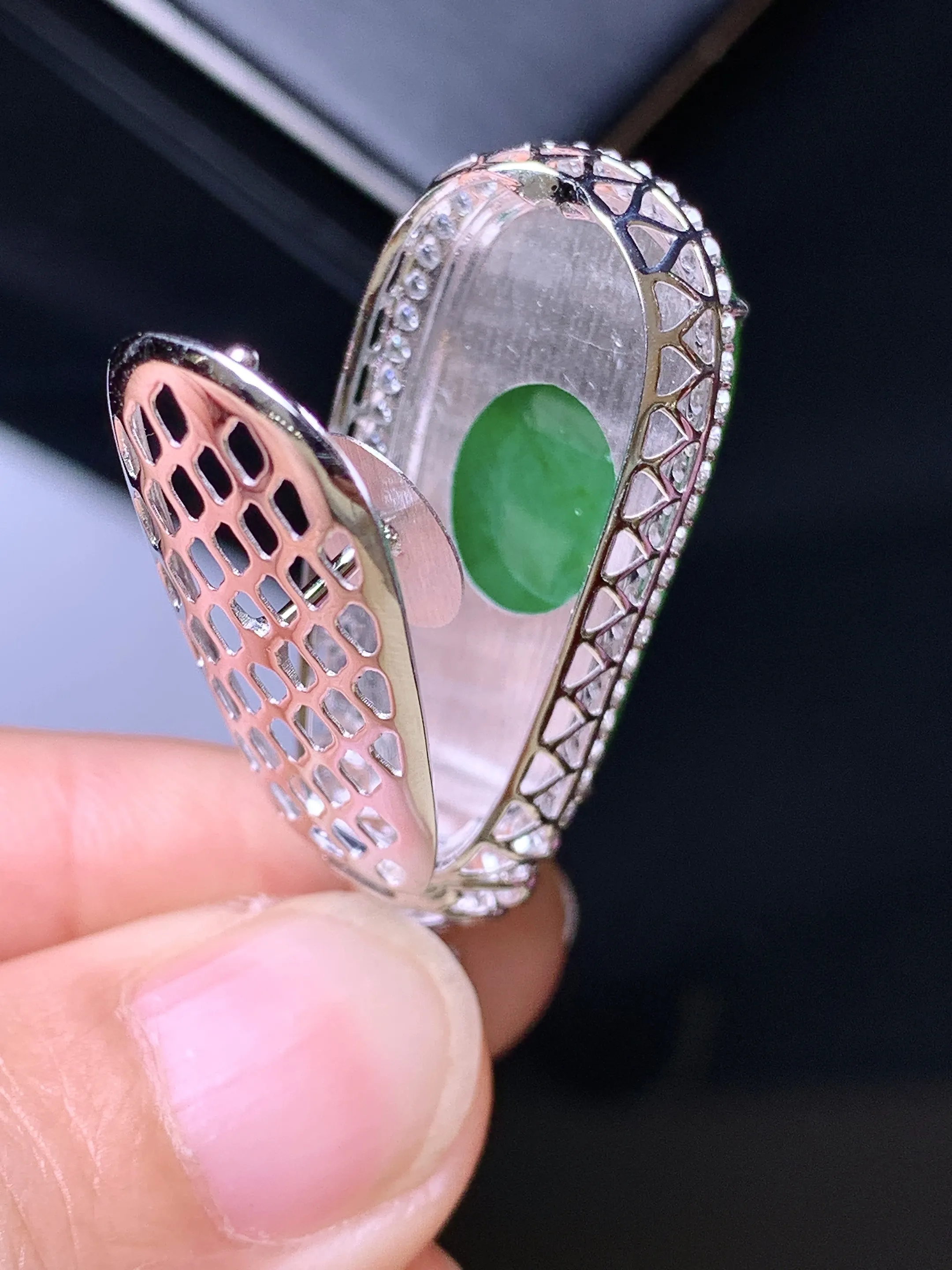 18k金钻镶嵌满绿四季豆吊坠 玉质细腻 色泽清新艳丽 整体尺寸40.5*15.3*11.8