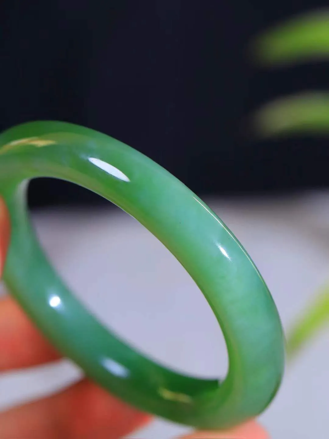 【悠悠芳华.镯】

收藏级臻品️和田玉碧玉猫眼圆条手镯 玉质温润 青葱岁月，尽收腕中，婉转流畅，凝岁月悠长。盈一眸恬淡，挽一抹绿意。重53.7克 内径54mm尺寸10.8-10.5mm   861201655A