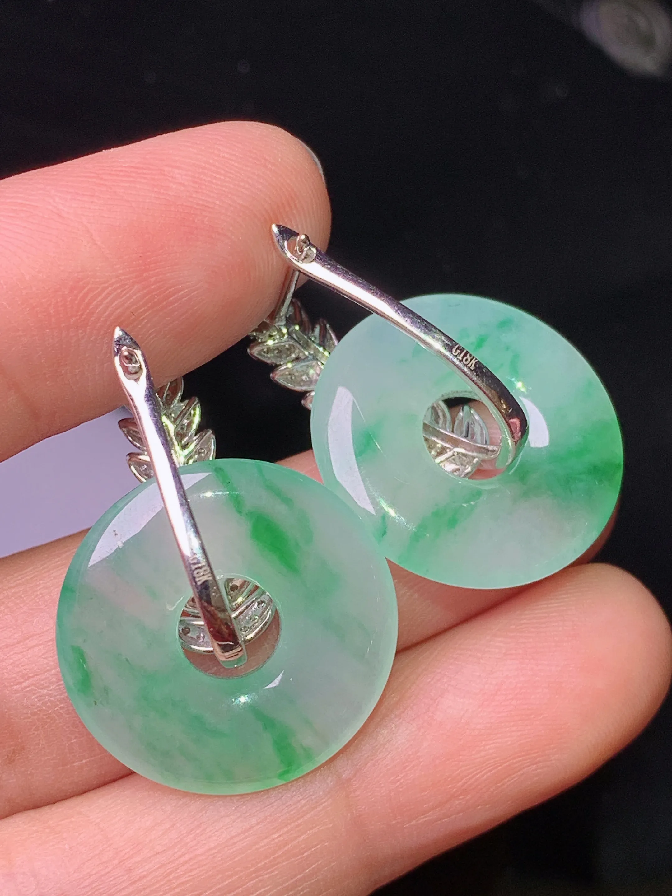 18k金钻镶嵌飘绿平安环耳坠 玉质细腻 色泽清新艳丽 整体尺寸29.8*20*3.5