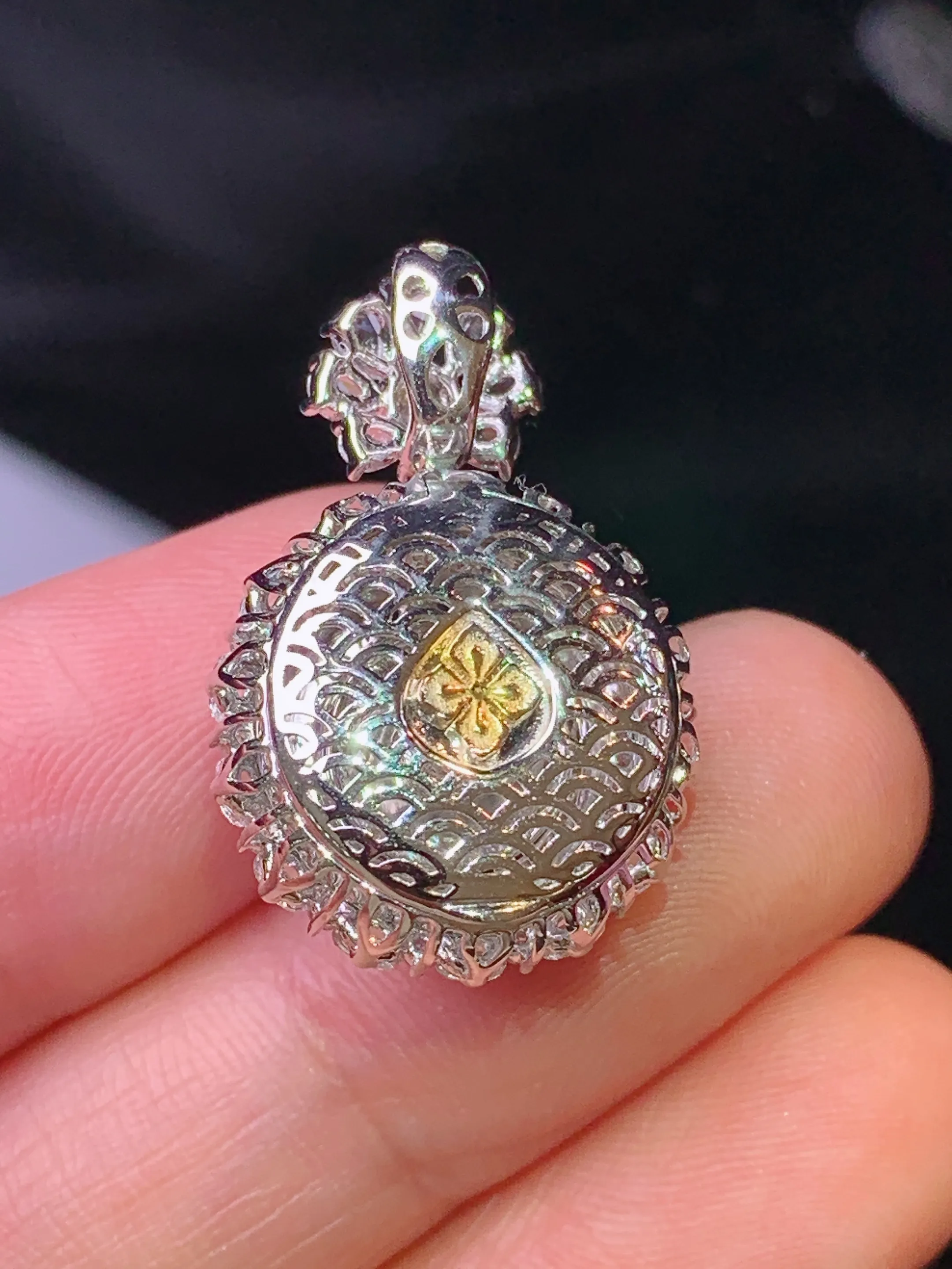 18k金钻镶嵌紫罗兰蛋面吊坠 玉质细腻 色泽清新艳丽 整体尺寸25.7*16.7*13.2