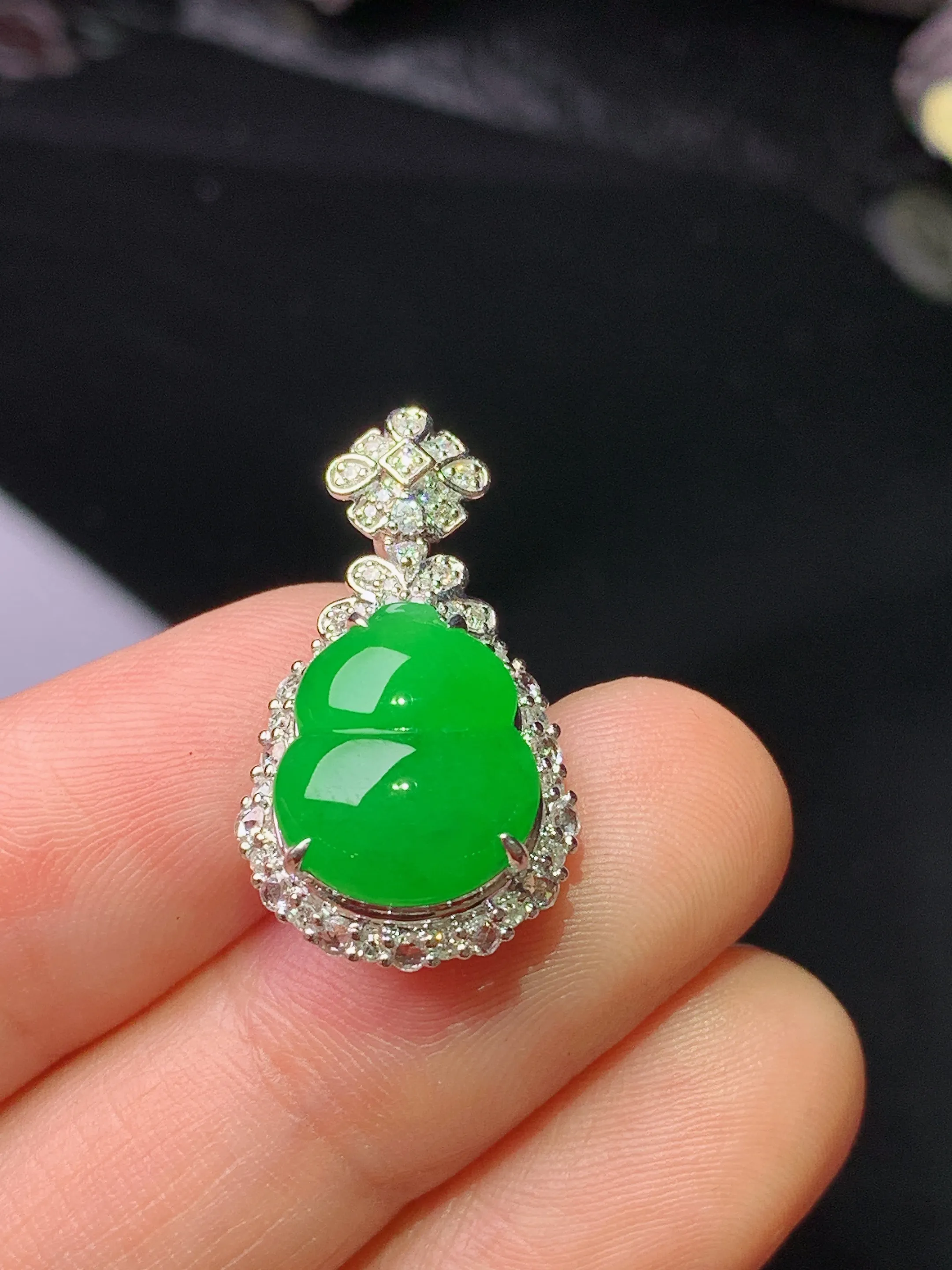 18k金钻镶嵌满绿葫芦吊坠 玉质细腻 色泽清新艳丽 整体尺寸24.2*13.6*9.2