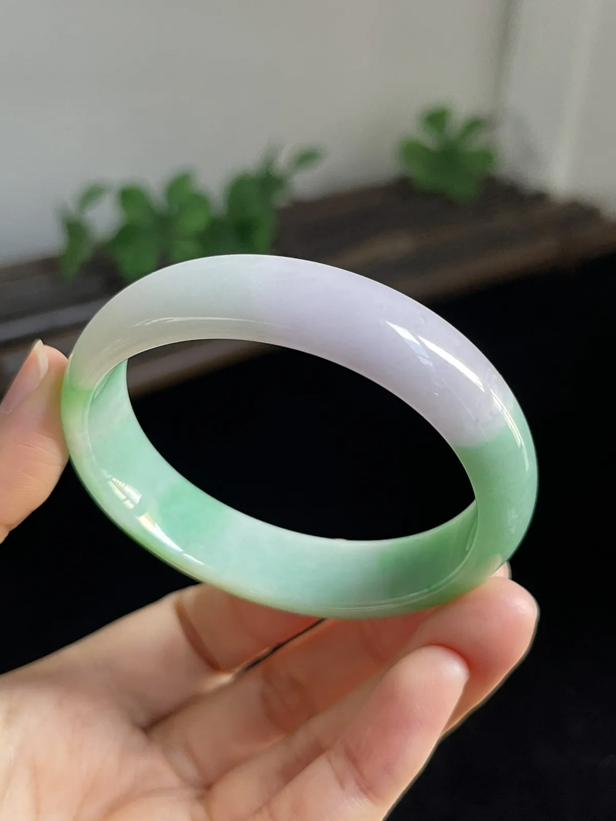 贵妃镯53.8圈口，翡翠糯化种飘绿手镯