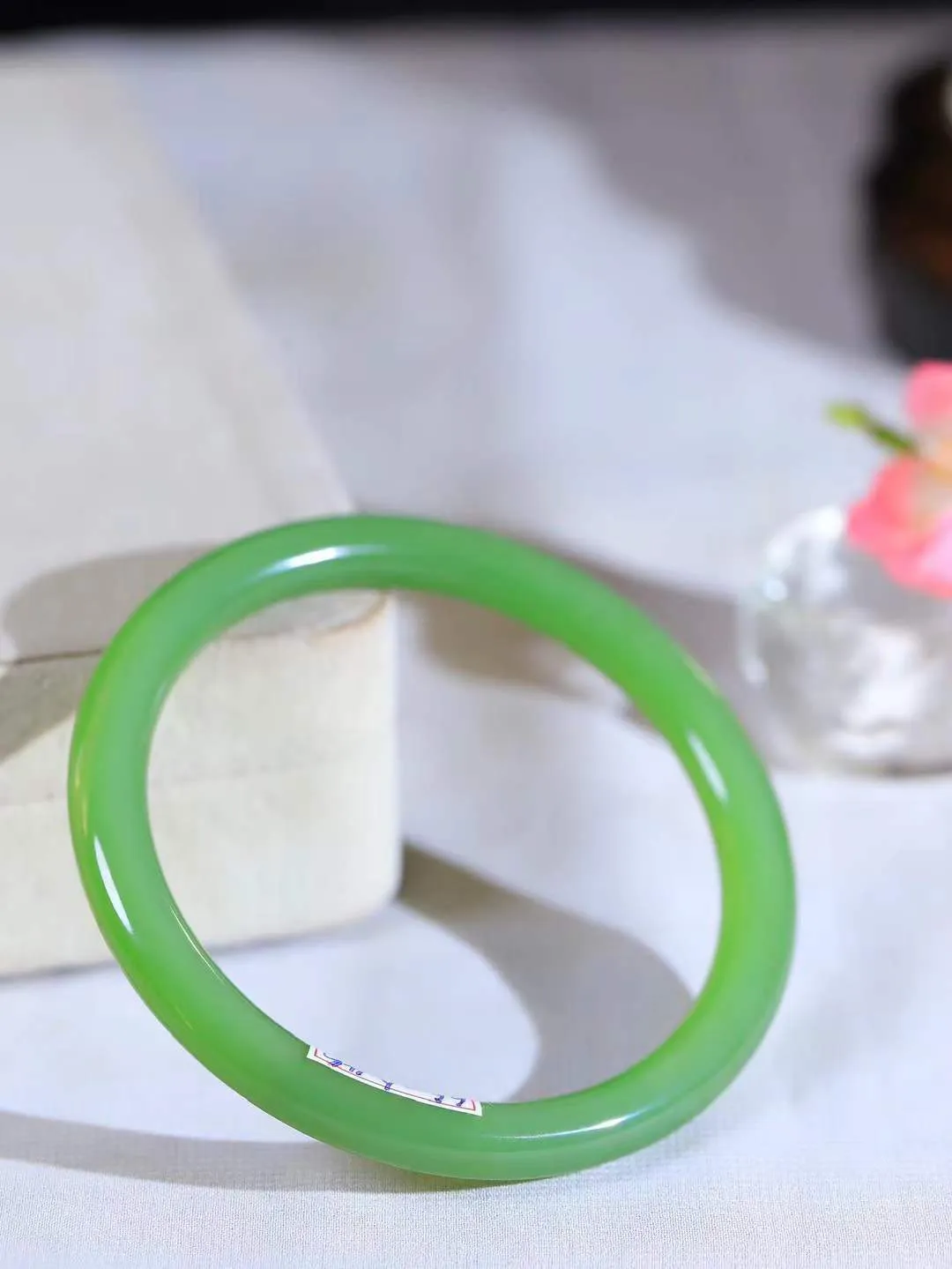 【碧波流转·手镯】

精品️和田玉碧玉猫眼手镯，玉质细腻温润，手感舒适，️线条流畅，简约大气，美自天成，佩戴于腕间，婉约之美，举手投足间透出那份低调奢华，醉人心扉。
重34.5克 内径圈口63mm尺寸7.8-8.1mm  FDA-131201608