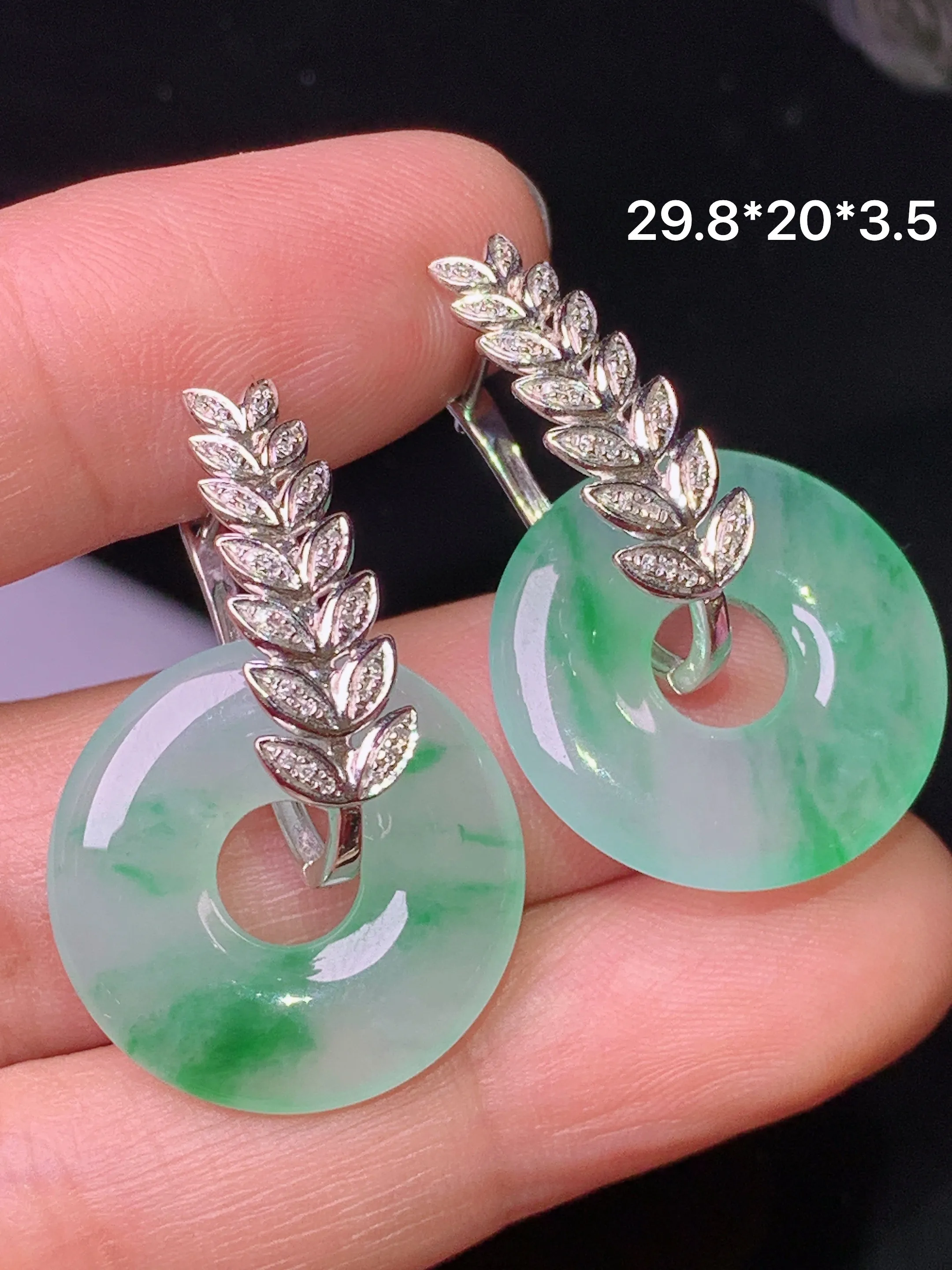 18k金钻镶嵌飘绿平安环耳坠 玉质细腻 色泽清新艳丽 整体尺寸29.8*20*3.5