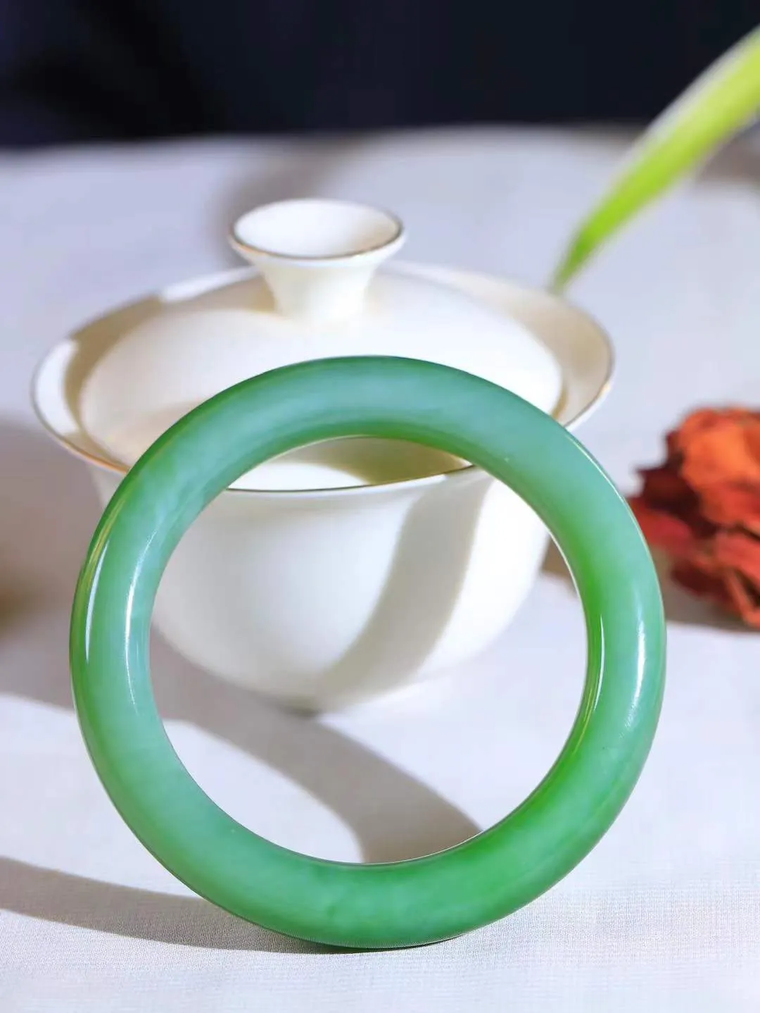 【玉佳人·手镯】

收藏级臻品️和田玉碧玉圆条手镯 ，玉质细腻油润，做工细致精美，端庄素雅，亭亭玉立，芊芊素手。芊芊素手，怎能忘镯？秀美圆条，更显婀娜。内径59.5mm 尺寸11.7-11.5mm重70.8克691201680A