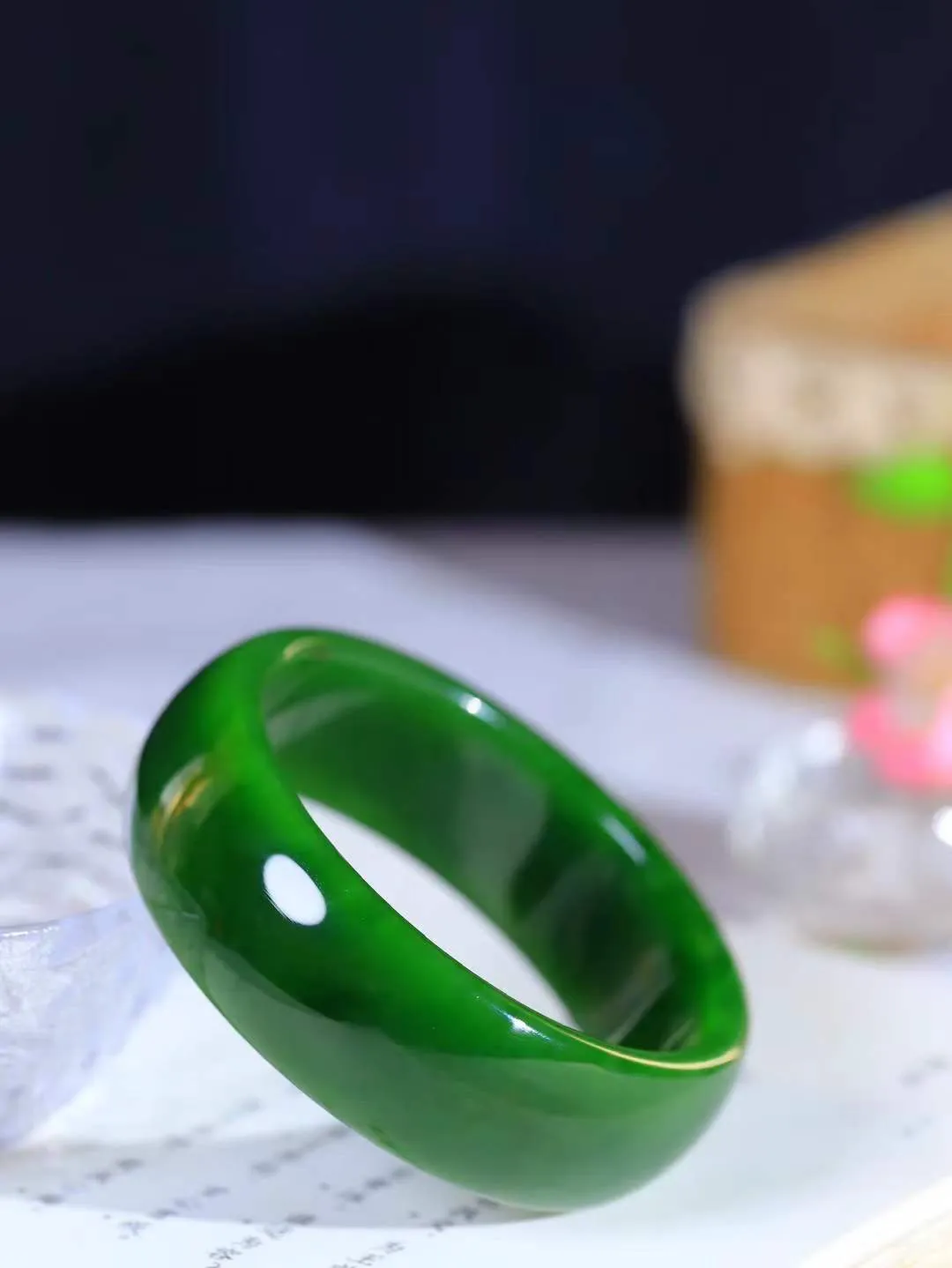 （温柔雅致.手镯）

收藏传家级臻品️和田玉碧玉手镯。镯型饱满，温润细腻，脂润沁香。️执一卷书，沏一盏茶，着一袭裙，戴一只镯。淡淡浅笺，素心若兰，静赏玉中诗画。悠悠岁月，芊手轻摘，盛满诗样芳华。重84.6克   尺寸58.5-21.3-7.4mm    FDA-321201600