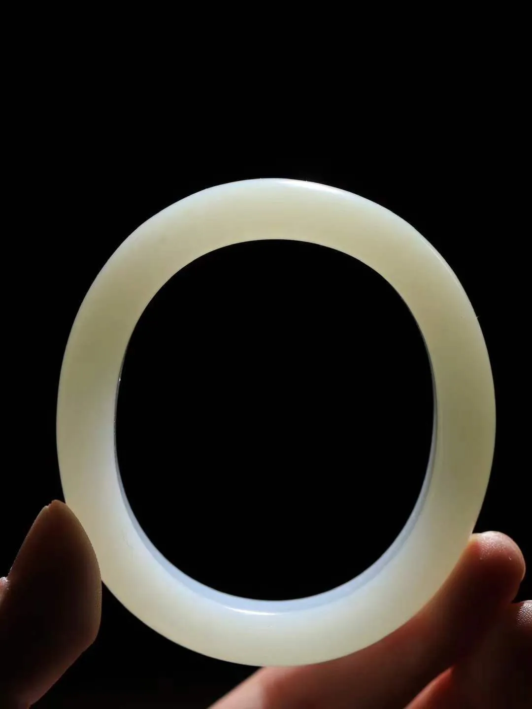 【贵妃镯.玉腕清响】    

精品和田玉白玉贵妃镯，玉质温润细腻 油性十足 相传杨贵妃十分喜爱椭圆形态手镯，后人称其为贵妃镯。因其形与人手腕形相吻合，佩戴更服帖，别具妩媚风格。
重56.68克   内径56.5-49mm尺寸13-9mm   fDA-881201748