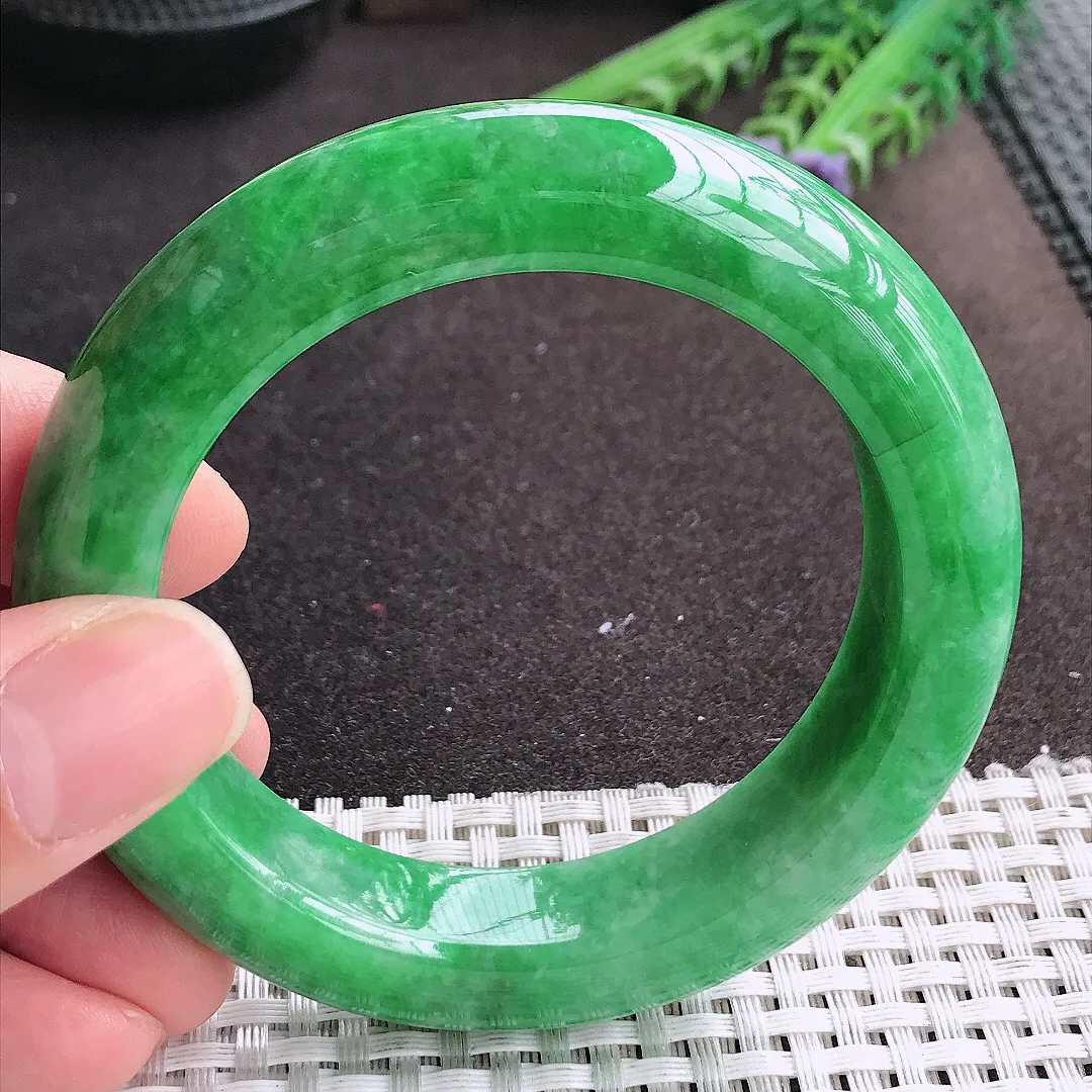 实拍A货翡翠55/13.6/10.7老坑精美温润满绿辣阳绿手镯宽边玉镯手环