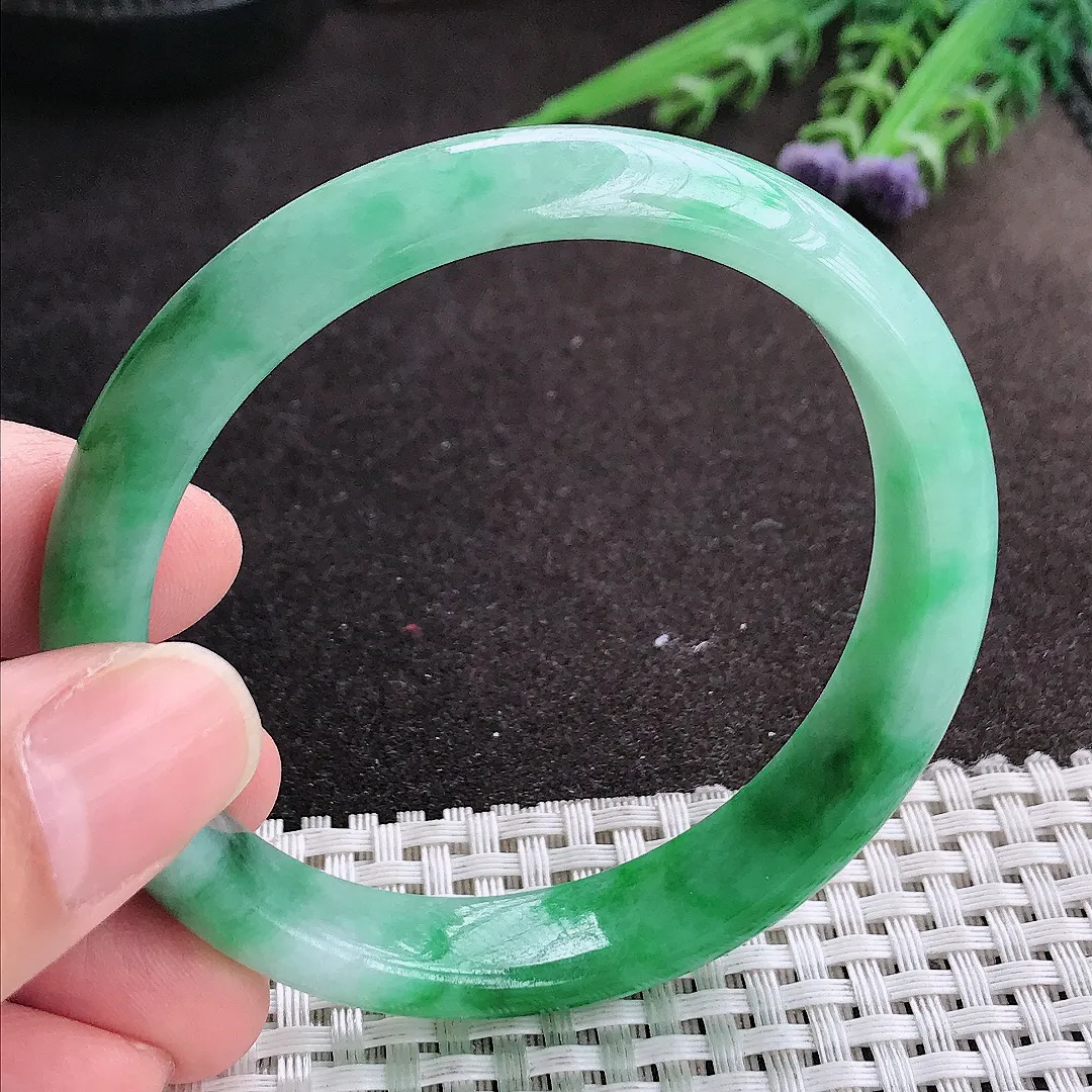 实拍A货翡翠56.5/12/7.3老坑精美冰润飘阳绿手镯宽边玉镯手环