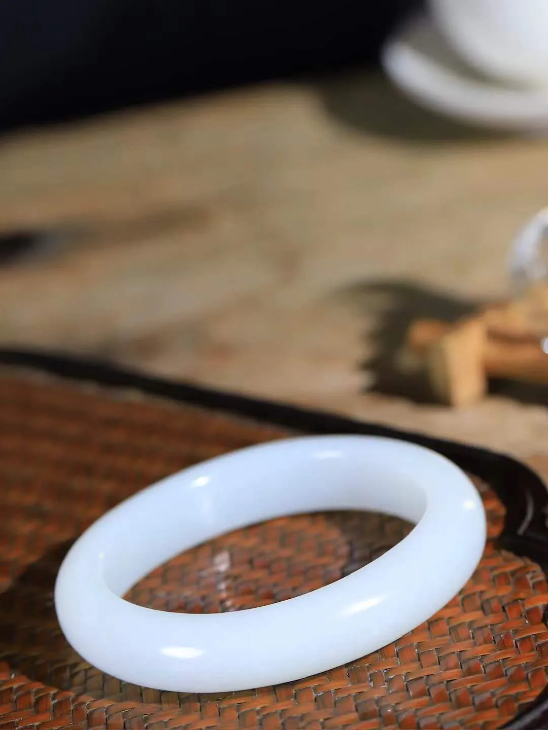 【贵妃镯.玉腕清响】    

精品和田玉白玉贵妃镯，玉质温润细腻 油性十足 相传杨贵妃十分喜爱椭圆形态手镯，后人称其为贵妃镯。因其形与人手腕形相吻合，佩戴更服帖，别具妩媚风格。
重56.68克   内径56.5-49mm尺寸13-9mm   fDA-881201748