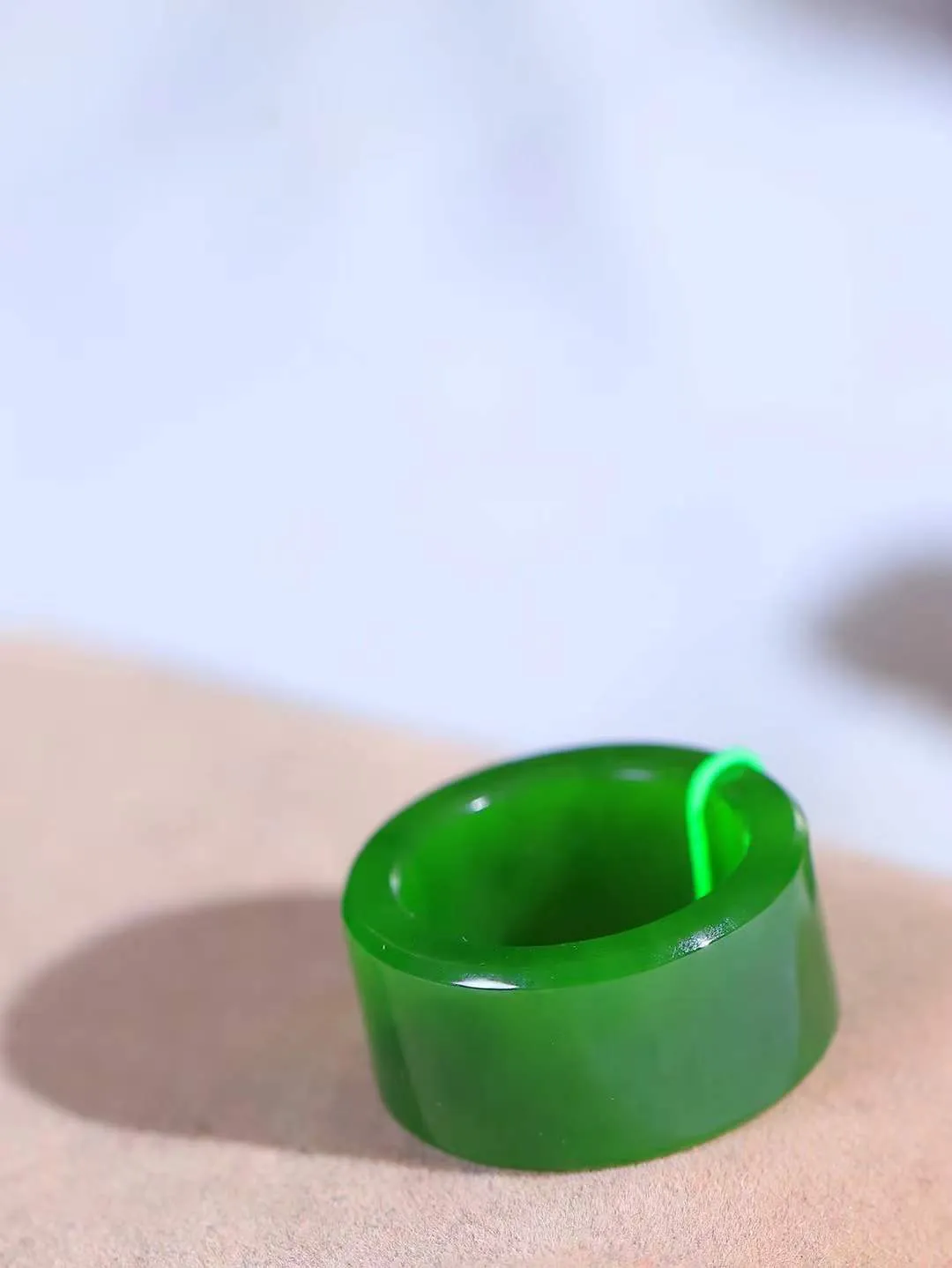 【古韵·扳指】

精品和田玉碧玉扳指，玉质温润，油润感十足， 整器古韵生辉。优雅高贵。运筹帷幄