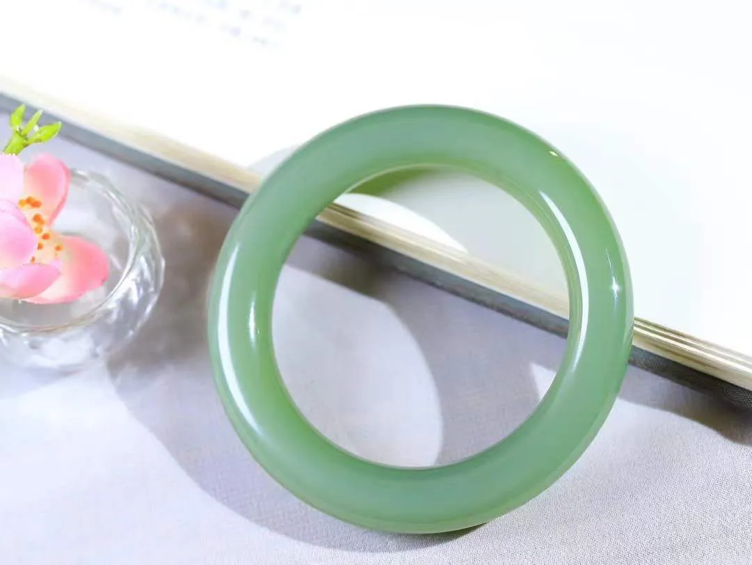 【碧色荡漾·手镯】

收藏传家级臻品和田玉碧玉圆条手镯，玉质细腻温润，手感舒适，️线条流畅，简约大气，美自天成，佩戴于腕间，婉约之美，举手投足间透出那份低调奢华，醉人心扉。重68.8克  内径圈口54mm  尺寸11.9-11.8mm  FDA-661201603