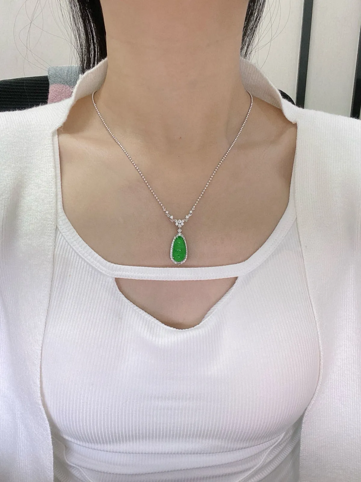 【冰种满绿福豆】质地冰润细腻，种老起光，收藏品质，18K金钻镶嵌，裸石尺寸17.2*9*3毫米