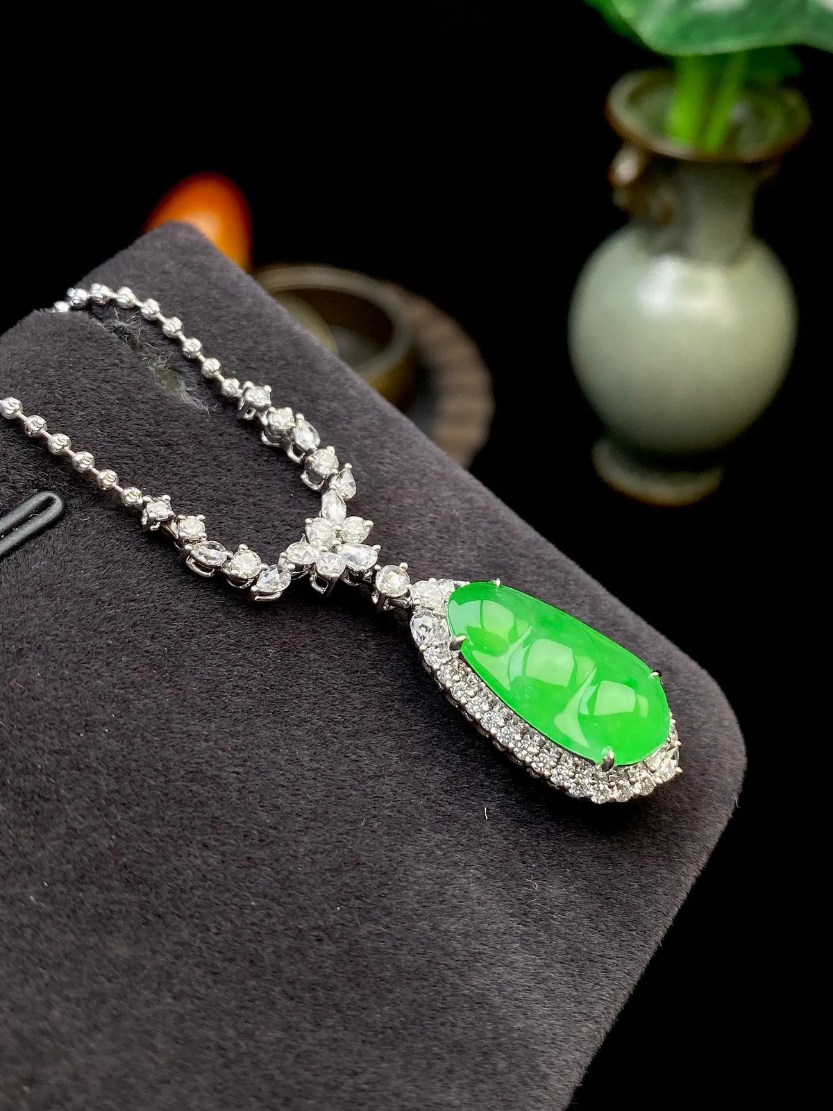 【冰种满绿福豆】质地冰润细腻，种老起光，收藏品质，18K金钻镶嵌，裸石尺寸17.2*9*3毫米