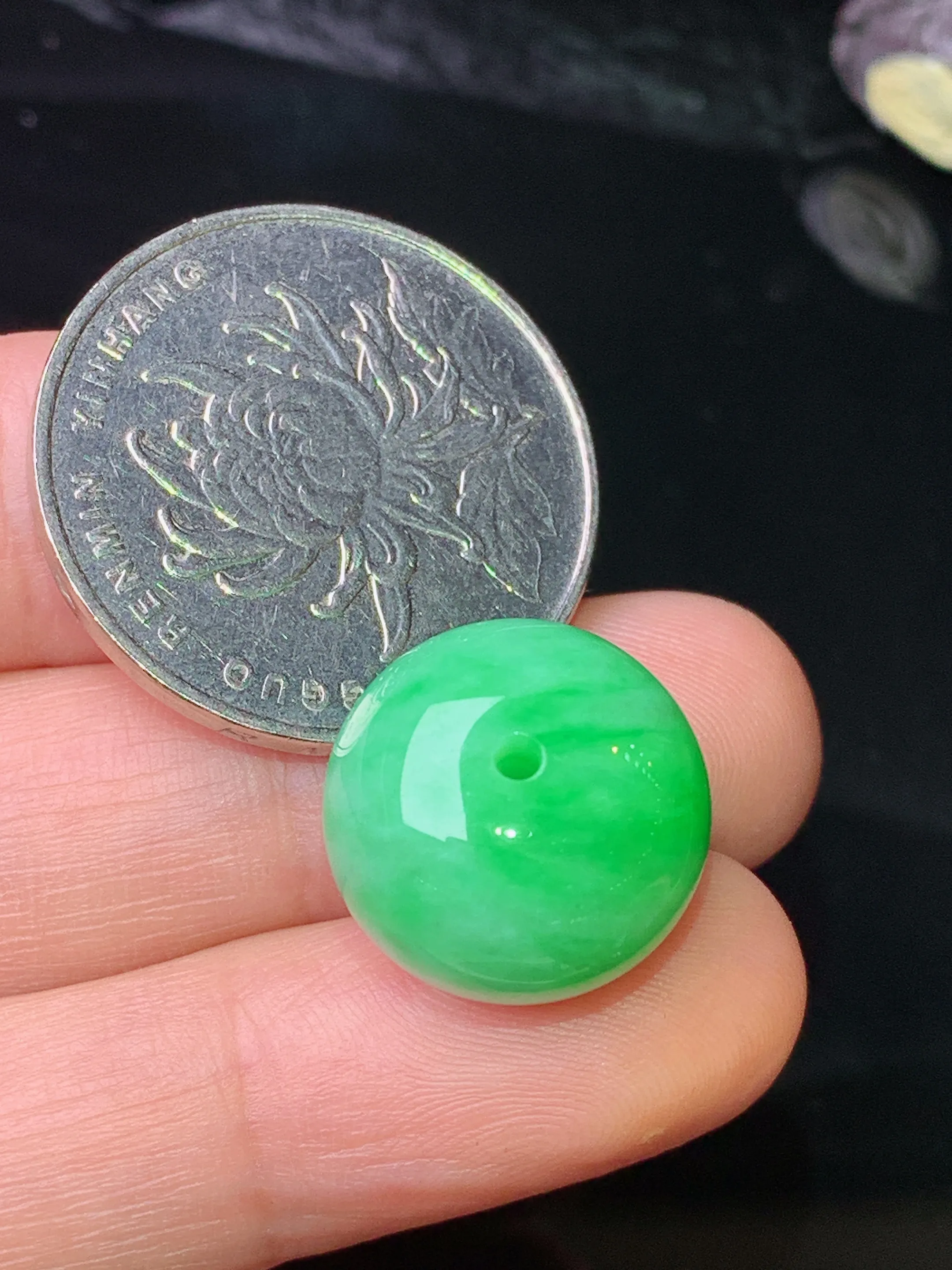 翠绿路路通吊坠 玉质细腻 色泽清新艳丽 整体尺寸15.5*12.3